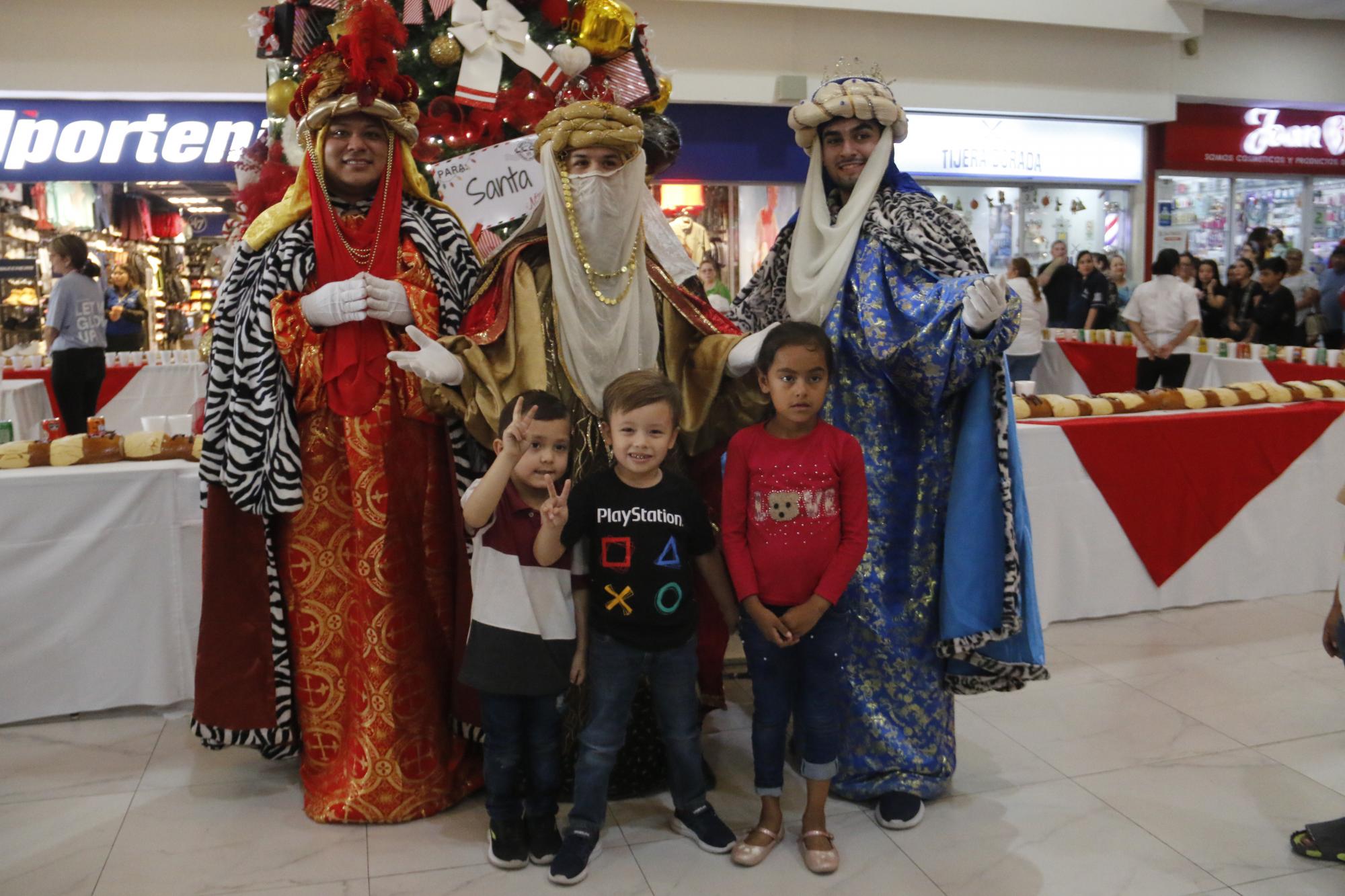 $!Los Reyes Magos asistieron al evento organizado por Casa Ley.