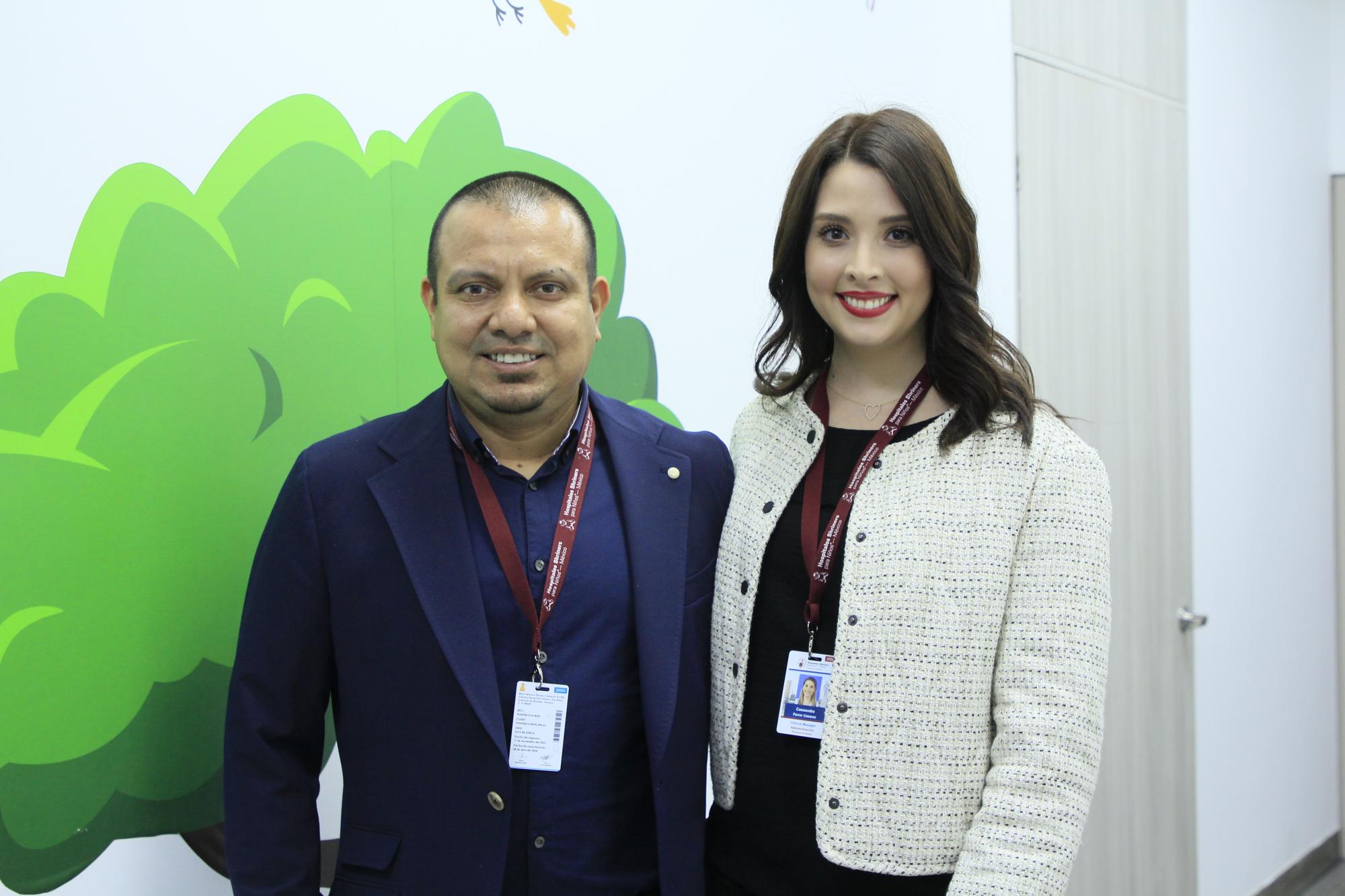 $!Félix Posadas, coordinador médico, y Casandra Ferrer, gerente de la clínica en Culiacán.