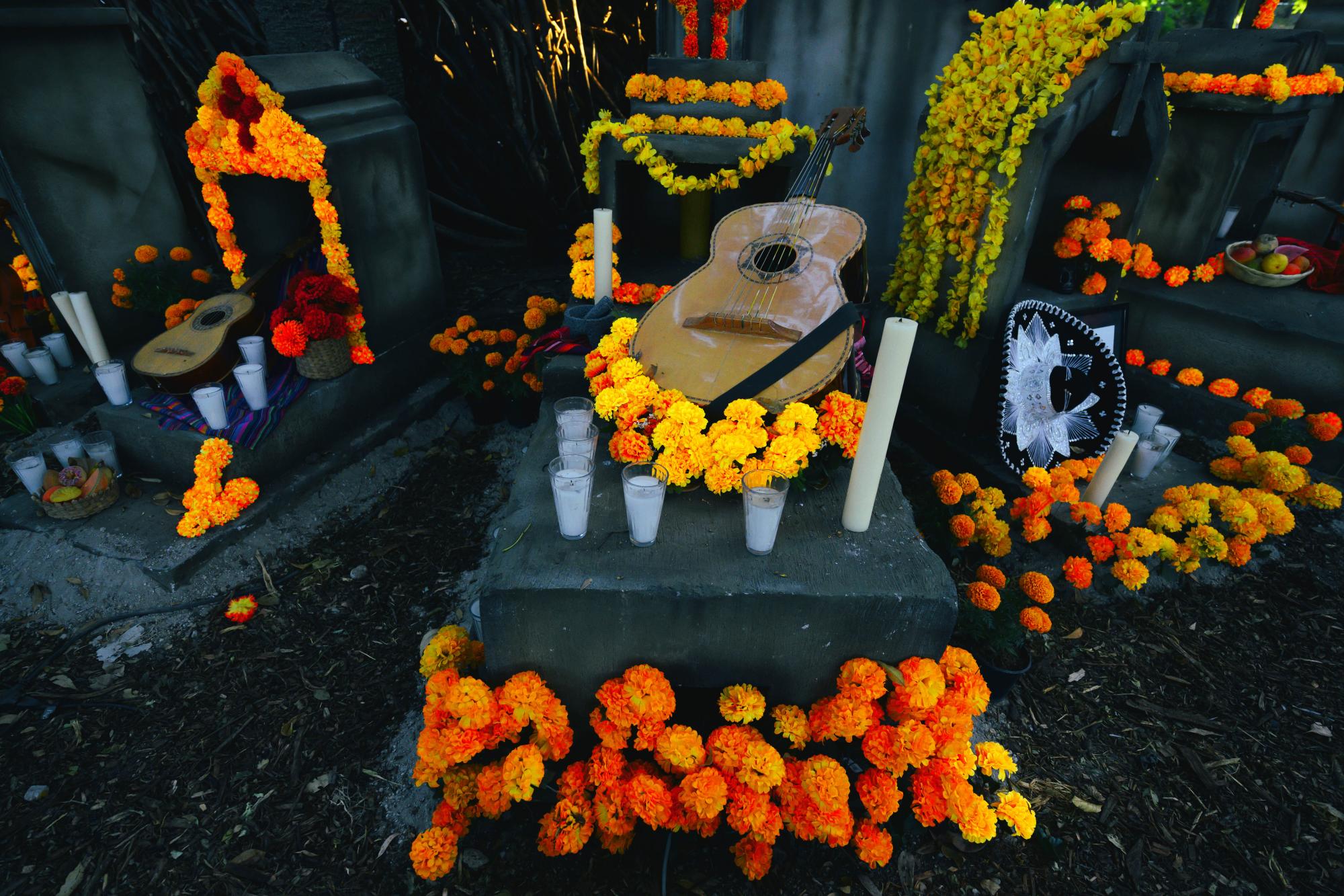 $!La dinastía Aguilar celebra el Día de Muertos con la presentación de su libro ‘Mexicano hasta los huesos’