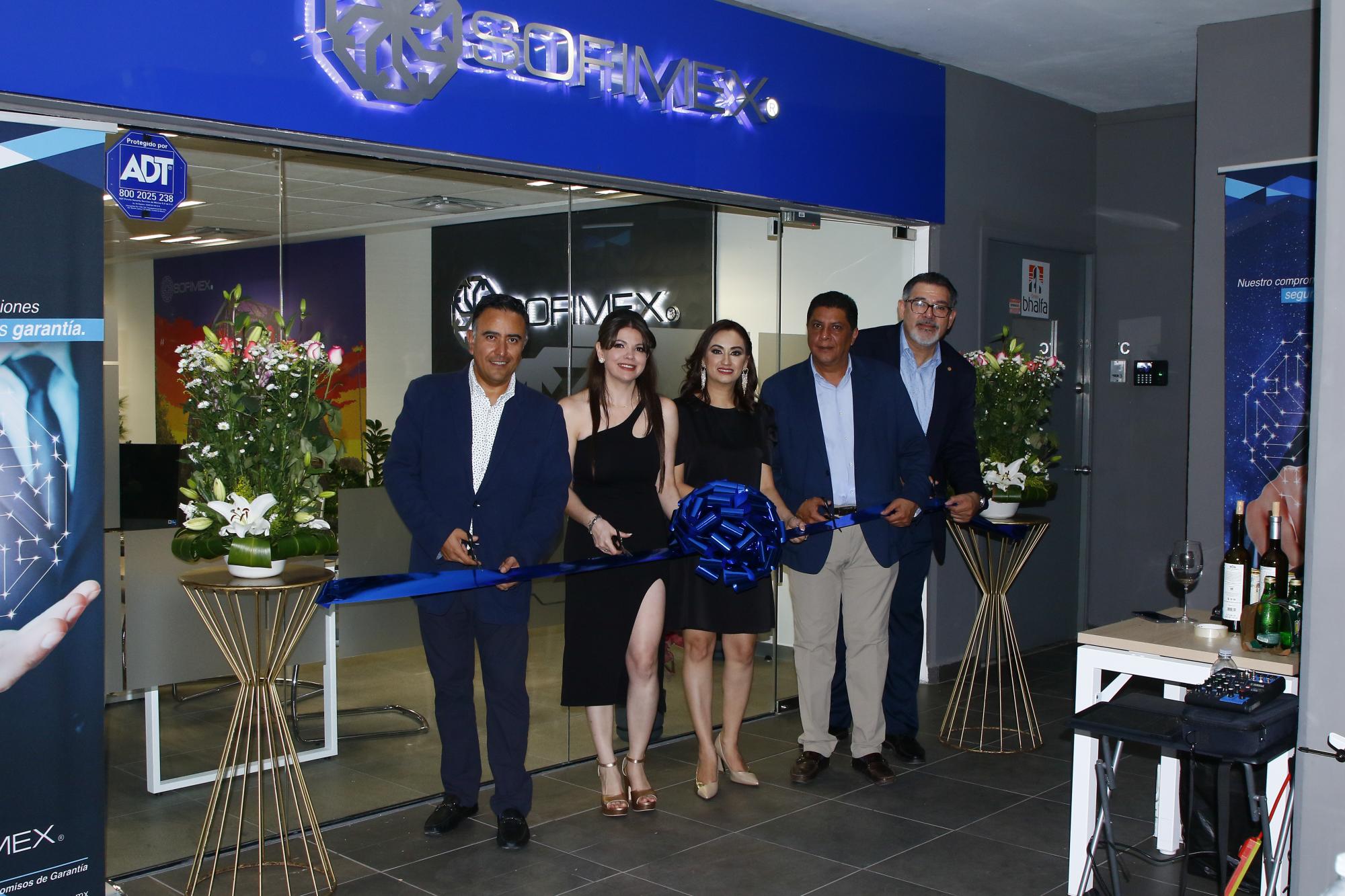 $!Cortan el listón que anuncia simbólicamente la inauguración de las oficinas en Culiacán.
