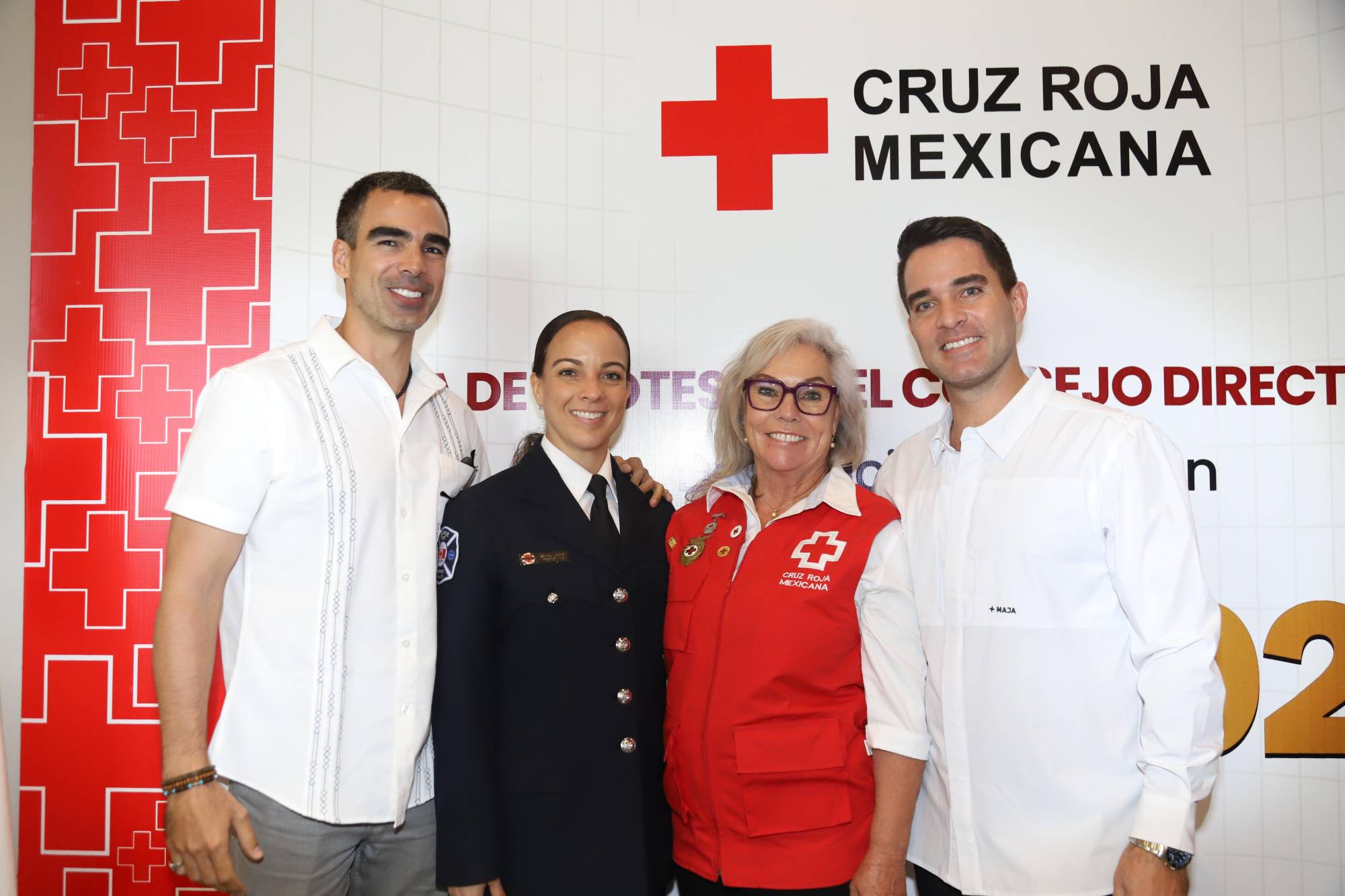 $!Wendy Hardouin entre sus hijos, Mauricio Osuna, Sarah Darby y Alex Osuna.