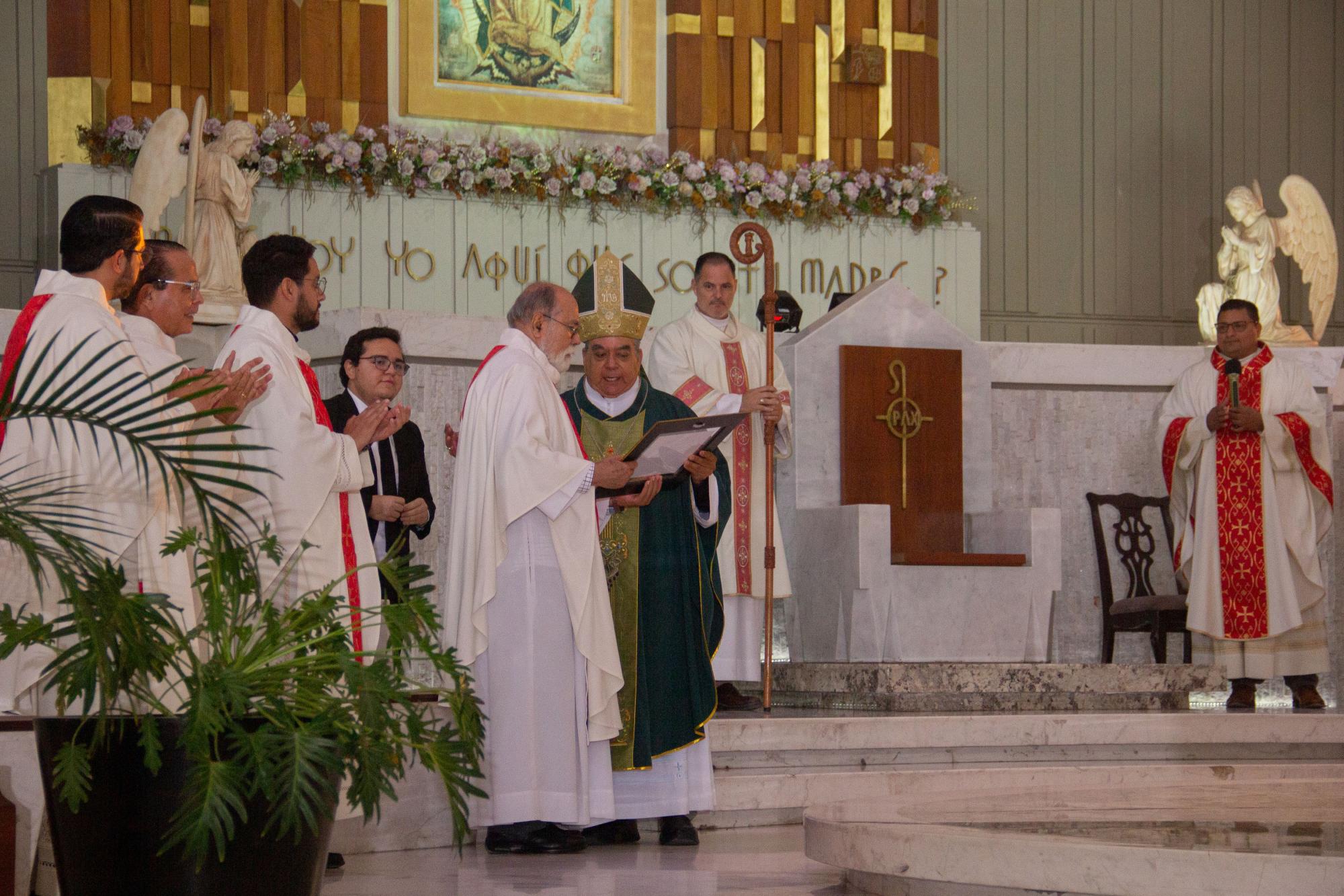 $!Antonio Díaz Fonseca recibe un reconocimiento especial por ser fundador de Cáritas en el año 1989.