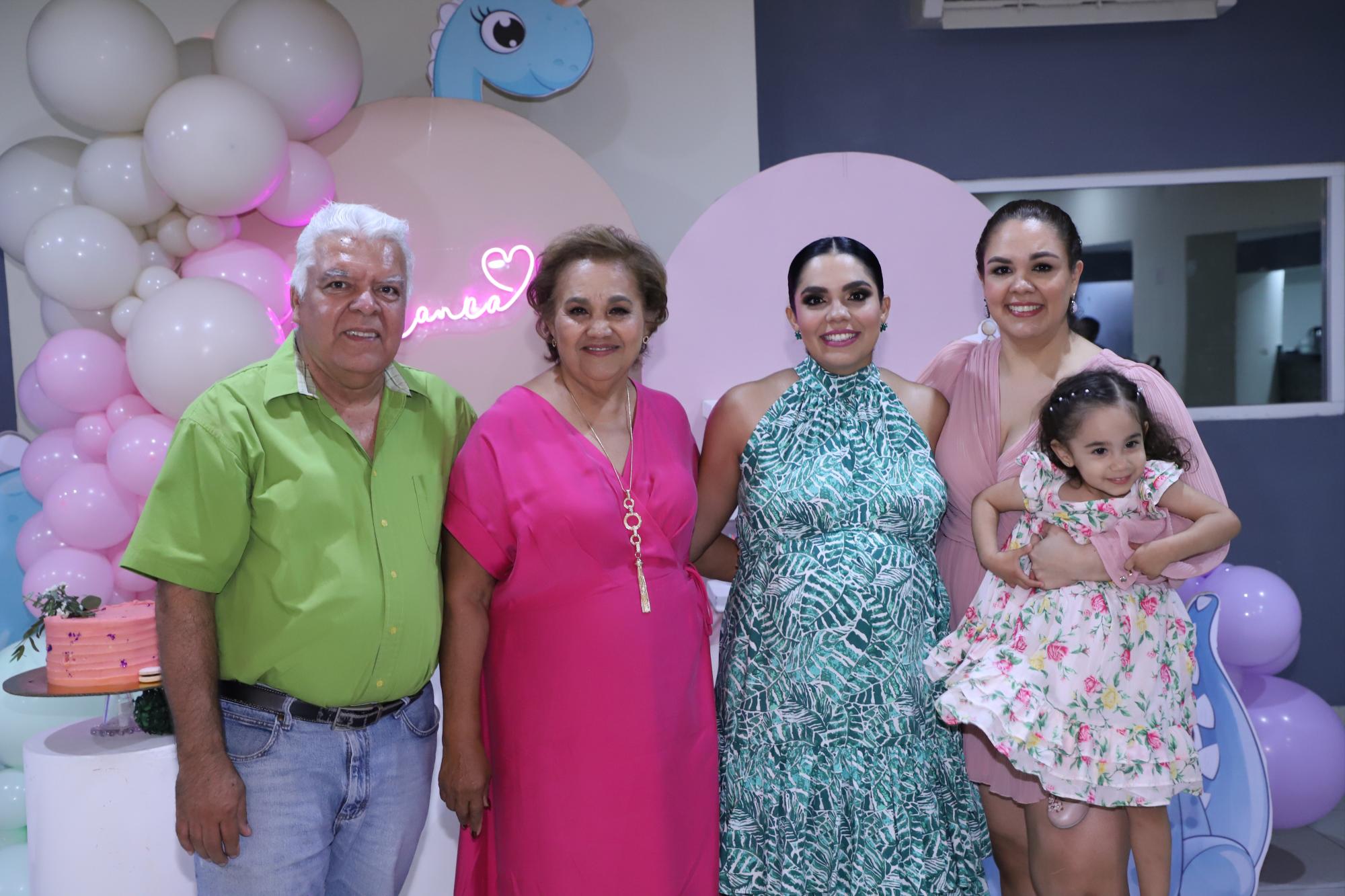 $!Juan Orpinela, Teresita Osuna de Orpinela, Laura Elena Orpinela, Teresa Orpinela y Regina Osuna Orpinela.