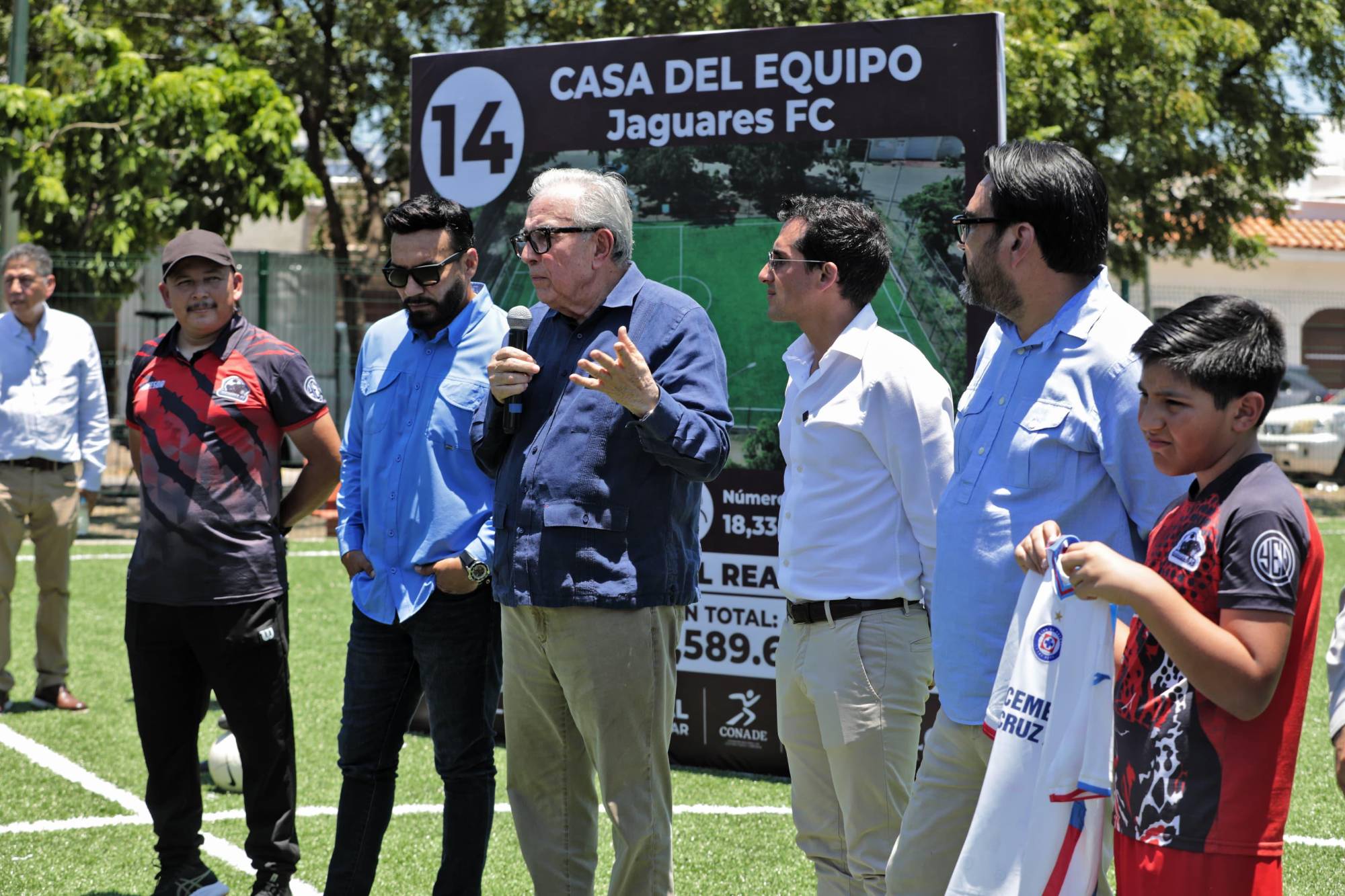 $!Inaugura Rommel Pacheco cancha de futbol con pasto sintético, en Culiacán