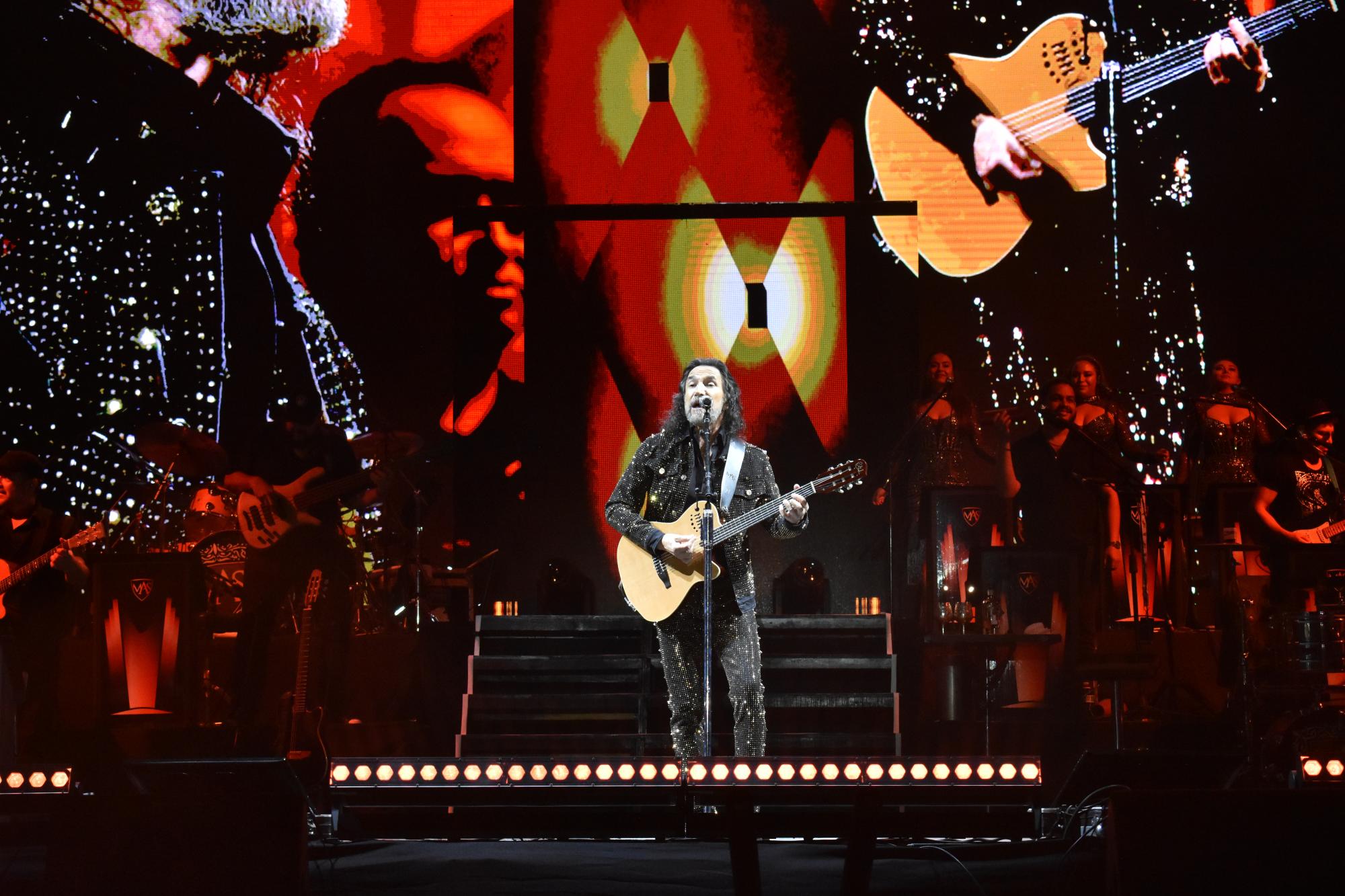 $!Durante más de dos horas, el cantante michoacano deleitó a sus fans con sus mejores éxitos.