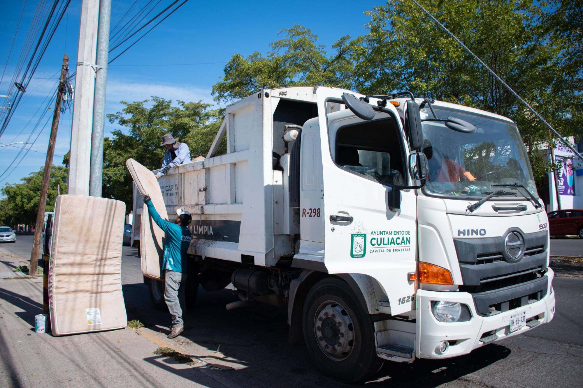 $!Refuerzan combate al dengue en Culiacán; limpian de cacharros el Infonavit Humaya