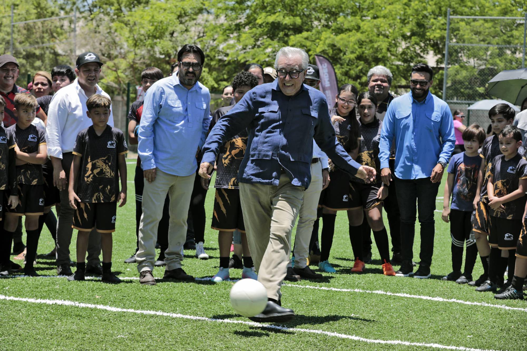 $!Inaugura Rommel Pacheco cancha de futbol con pasto sintético, en Culiacán