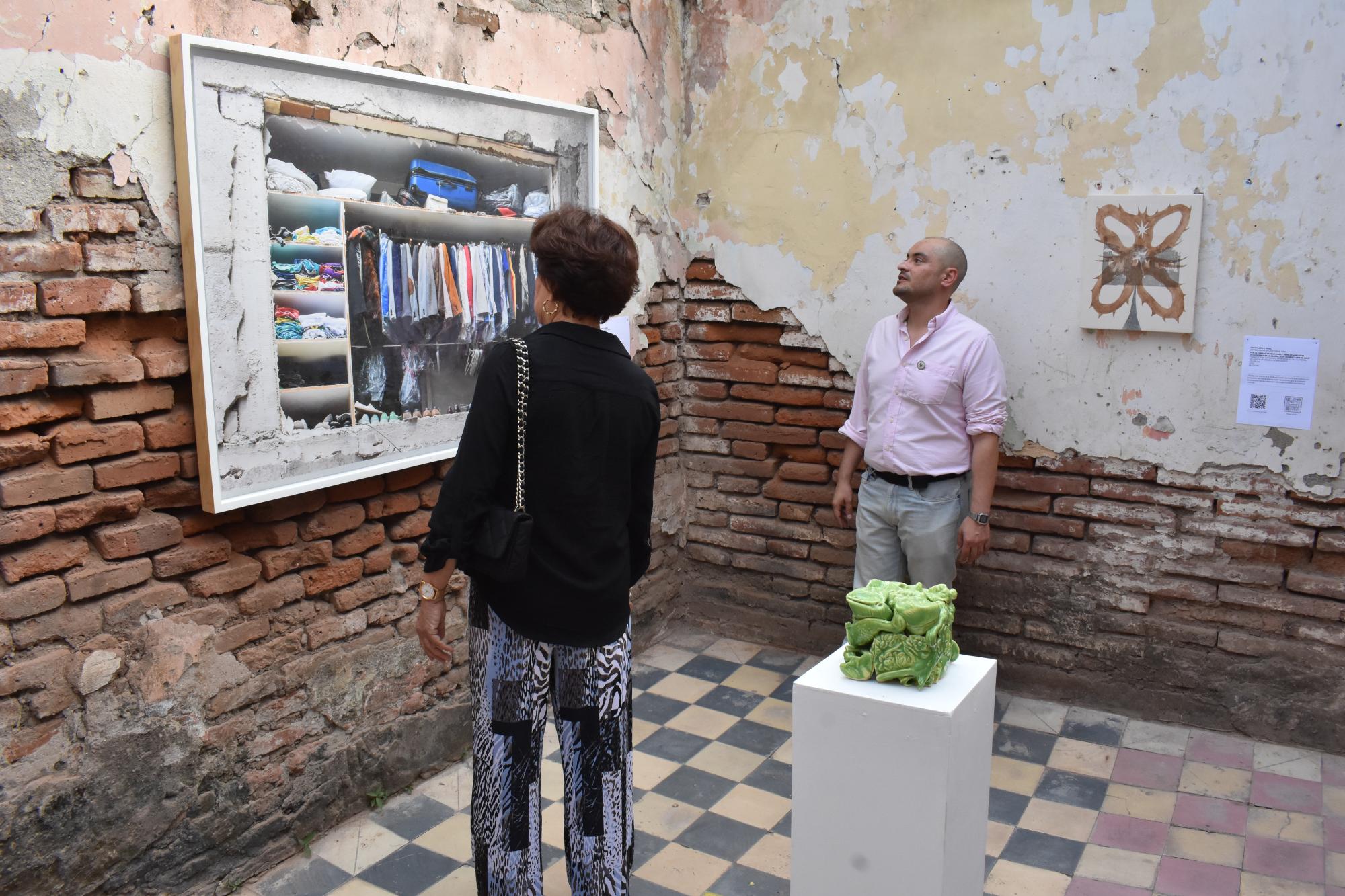 $!El público recorre las salas de exposición.