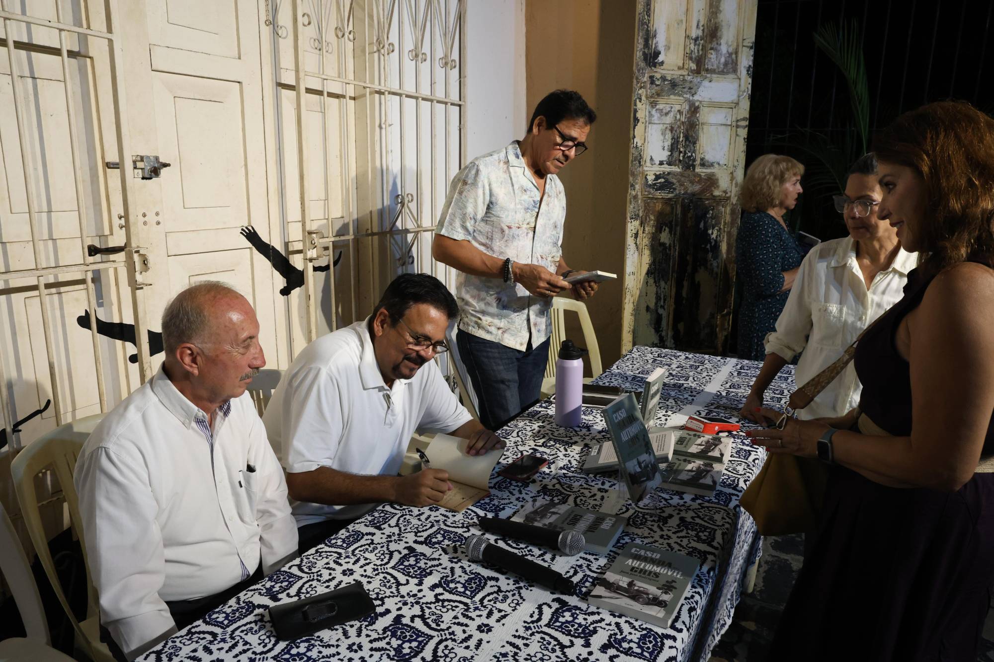 $!Juan José Rodríguez dedica y firma ejemplares de su libro a los asistentes.