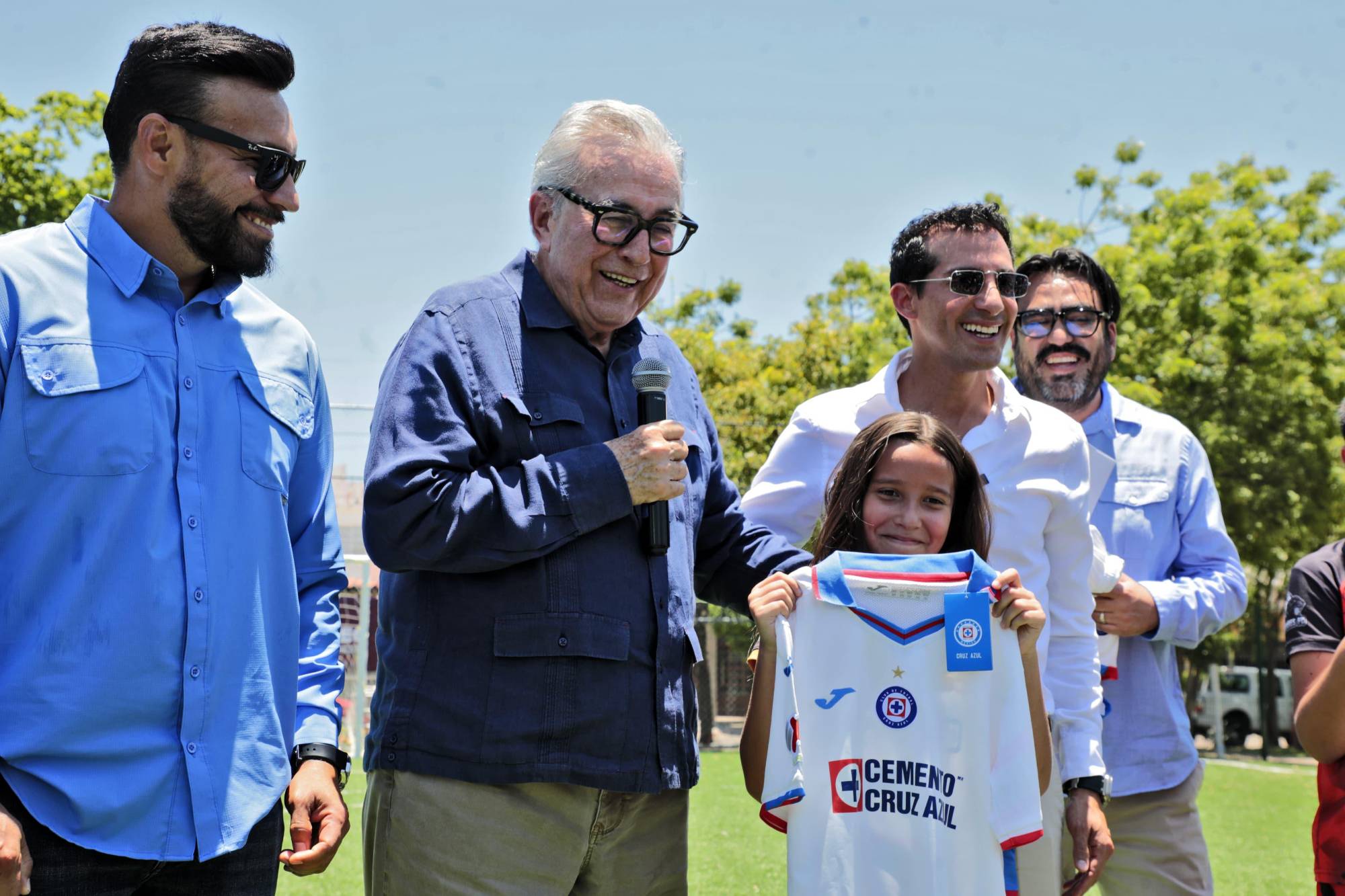$!Inaugura Rommel Pacheco cancha de futbol con pasto sintético, en Culiacán