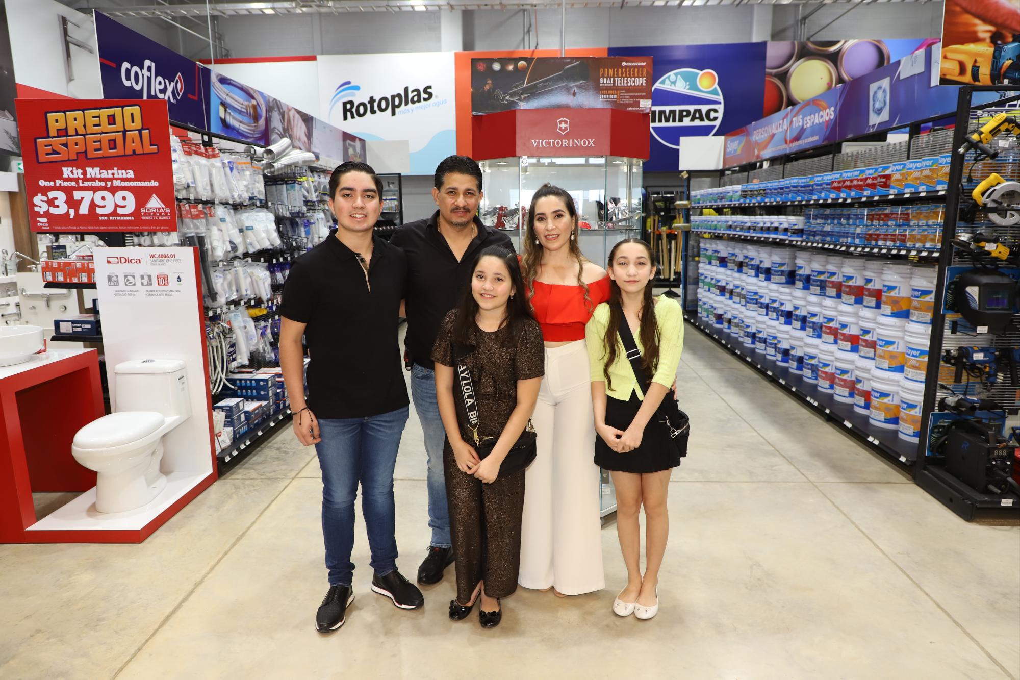 $!Fernando Soria y Alejandra Peraza con sus hijos, Fernando, Analilia y Valentina.