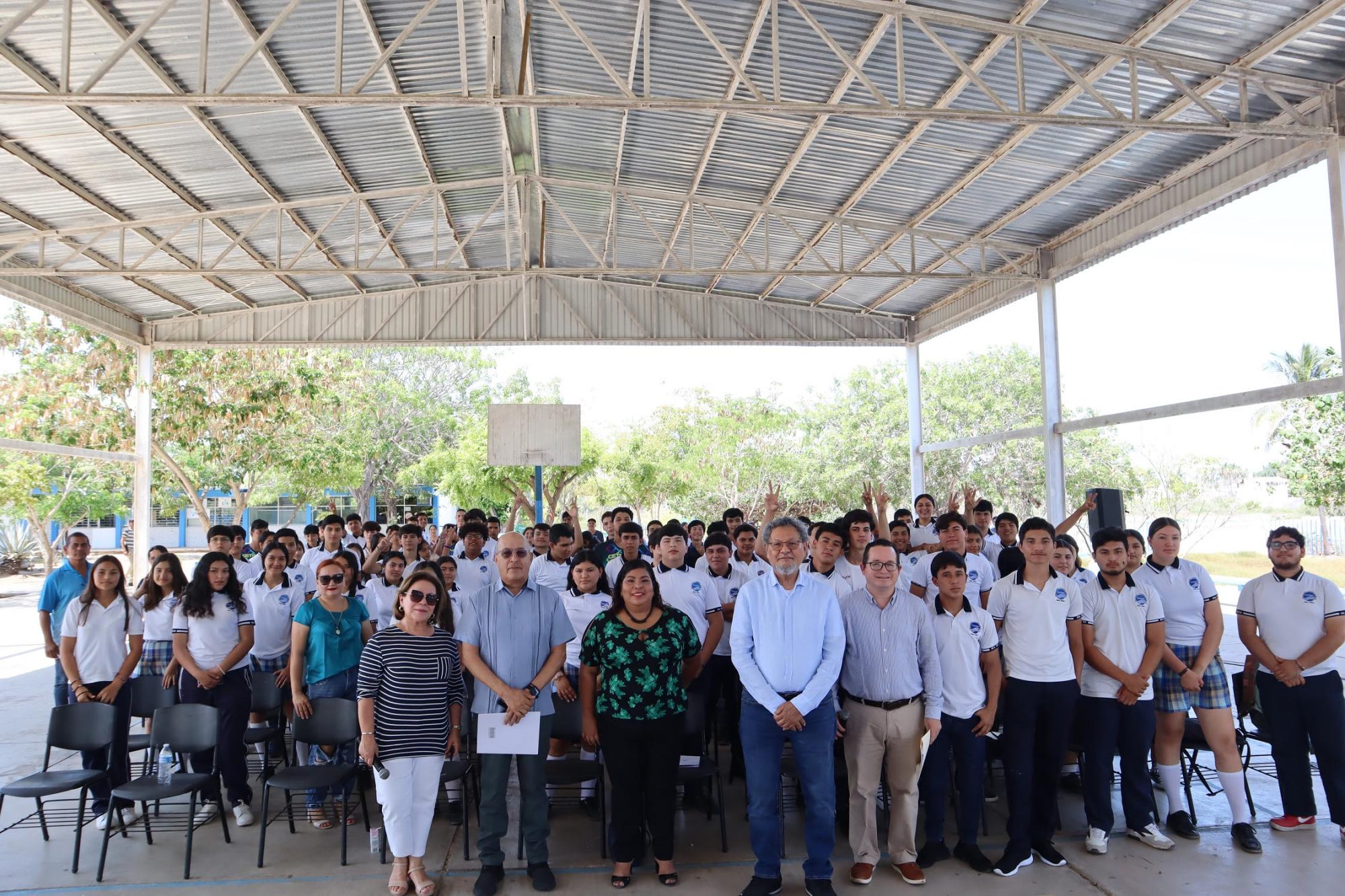 $!A la conferencia acudió el escritor Élmer Mendoza, presidente de El Colegio de Sinaloa.
