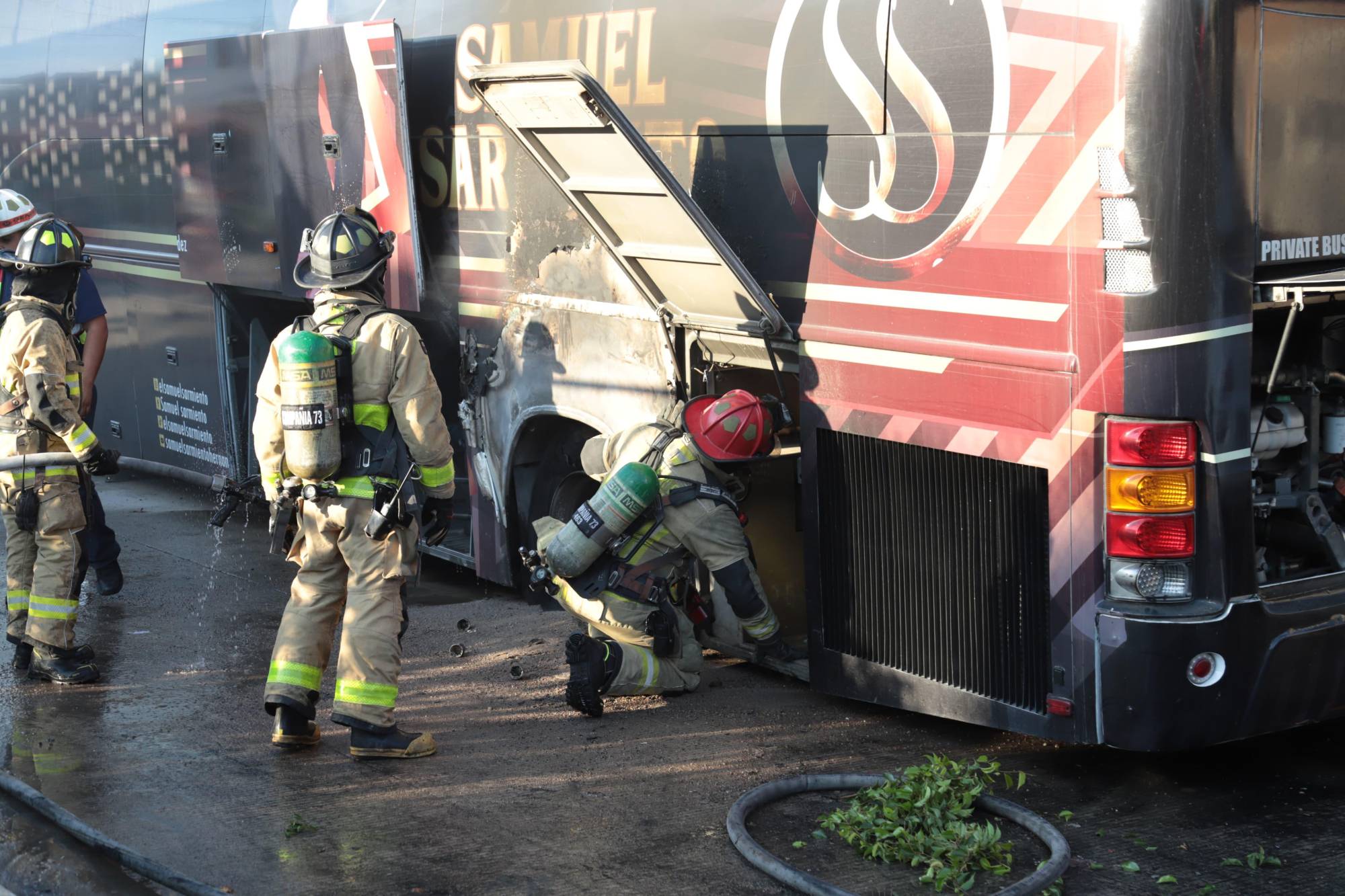 $!Con papalote causan caída de cable de alta tensión y se incendia autobús en Mazatlán