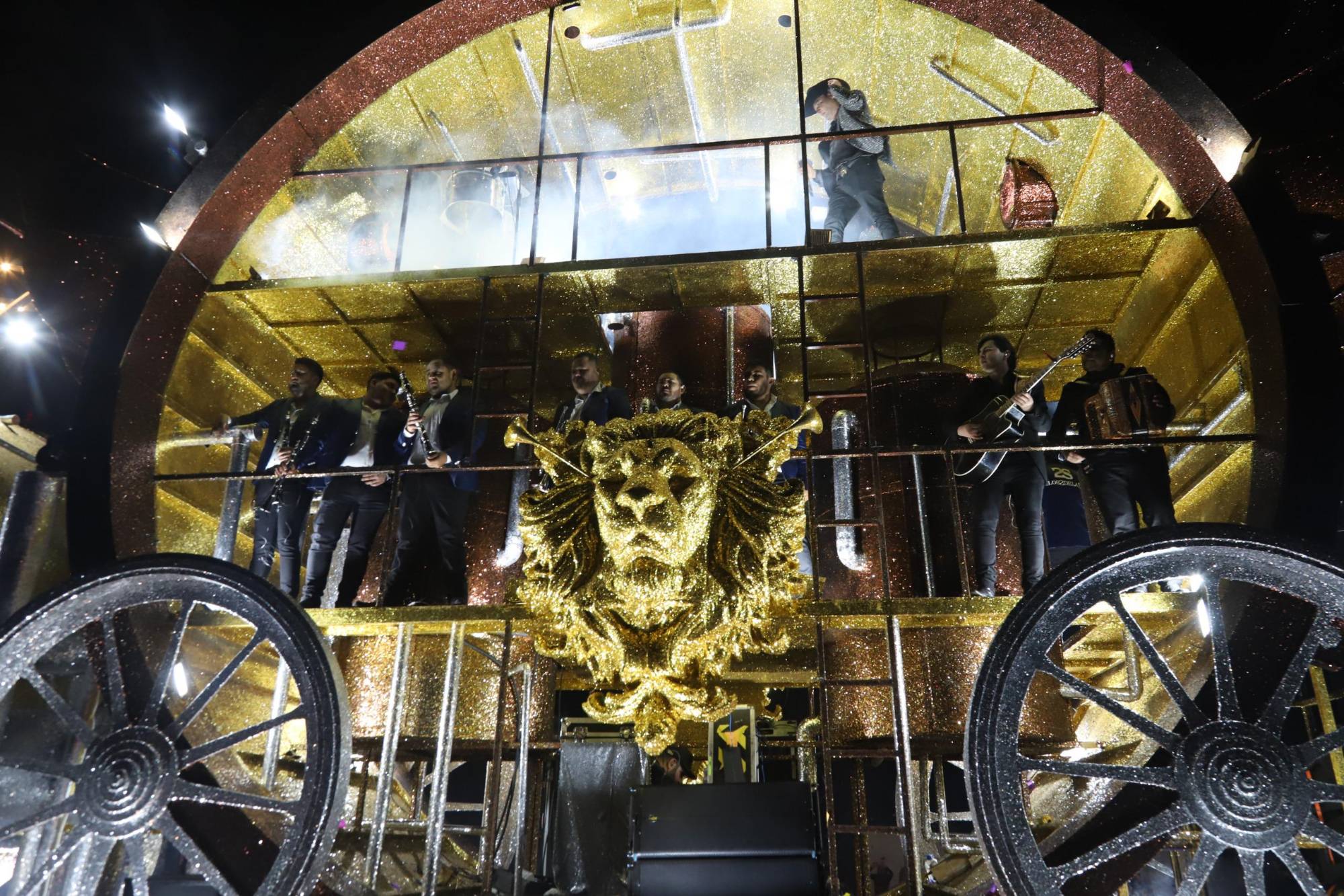 $!Más de 500 mil personas llenan el malecón en el primer desfile del Carnaval de Mazatlán 2026