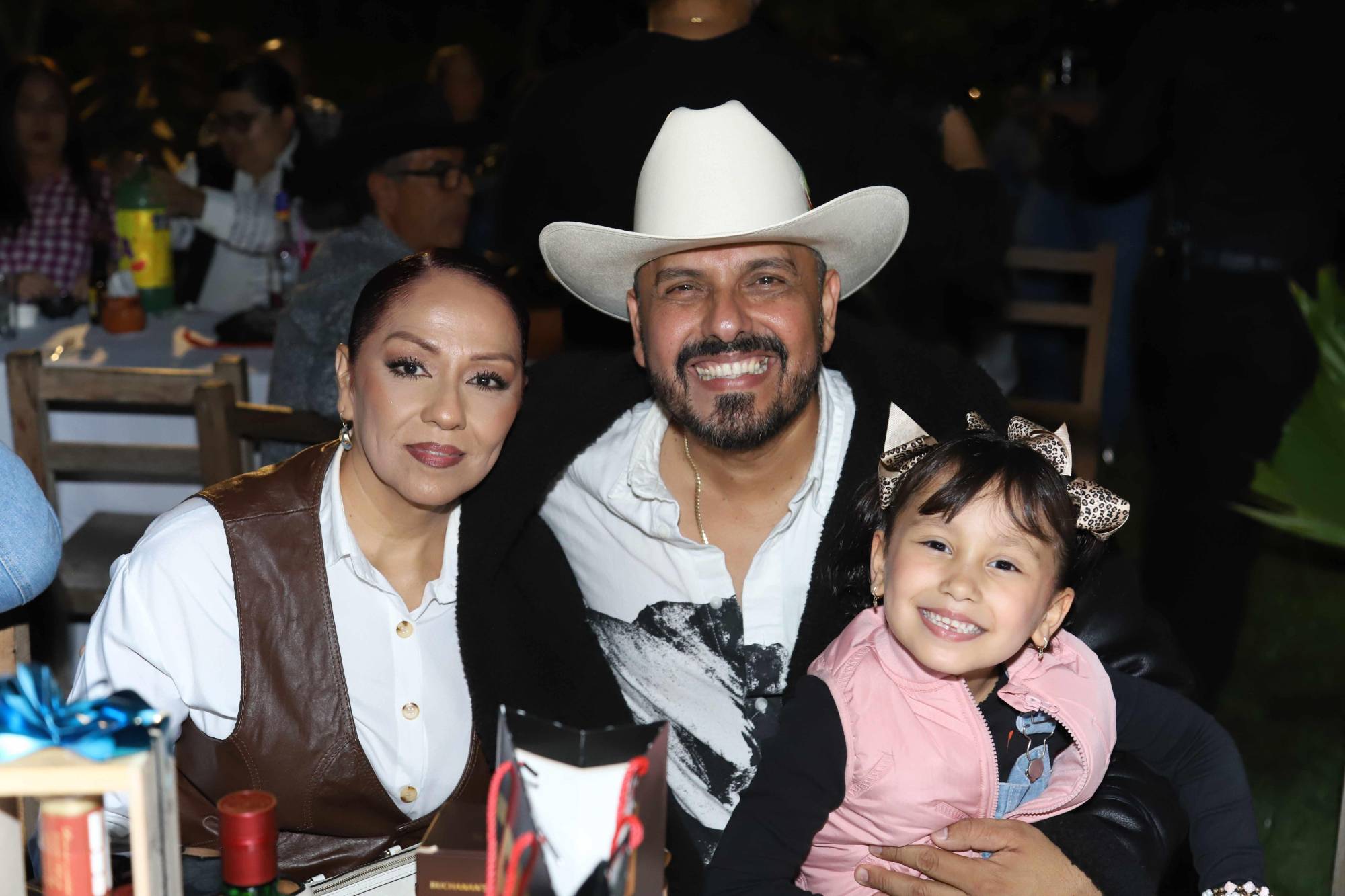 $!Ana Ríos junto a Carlos Sarabia y su nieta Ana Lucía Sarabia.