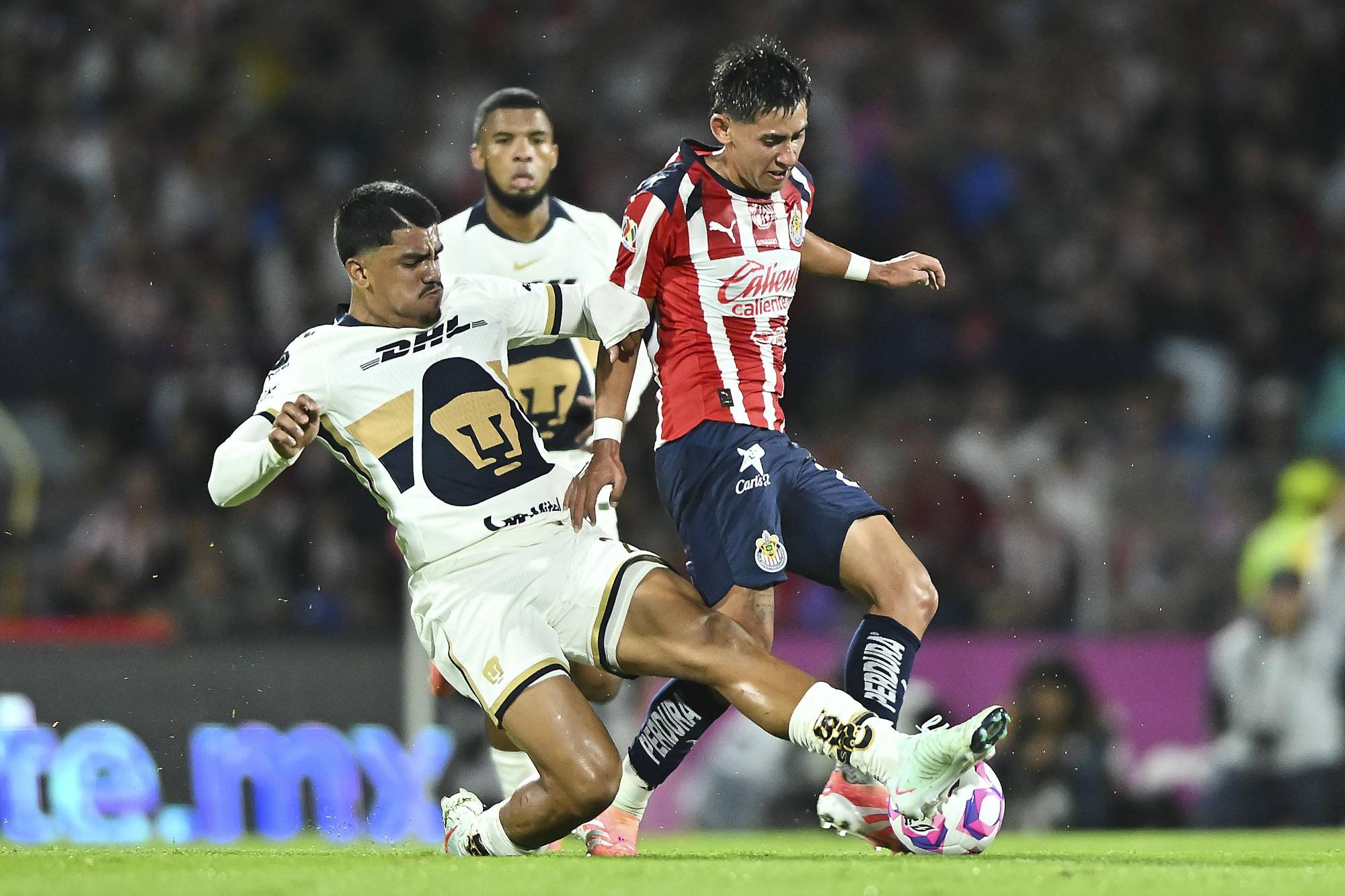 $!Chivas remonta y vence 2-1 a Pumas en duelo de alta tensión en CU