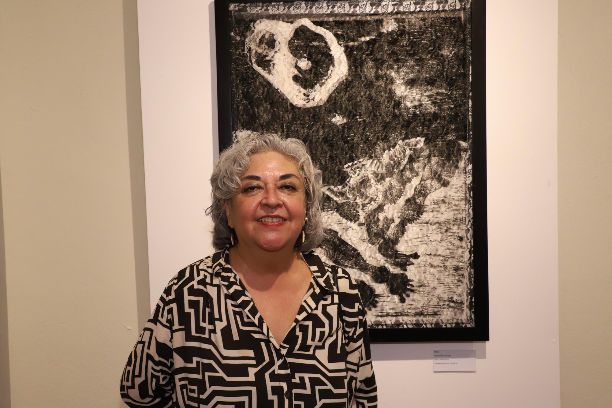 $!La maestra Cecilia Sánchez Duarte en su exposición.