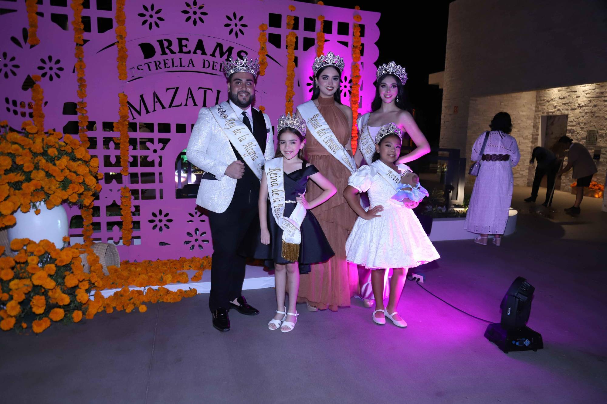 $!Brayan Durán, Rey de la Alegría; Lucero Lizárraga, Reina del Carnaval; Desiré Ayón, Reina de los Juegos Florales; Ángela Salazar, Reina Infantil y Ximena Lizárraga, Reina de la poesía, estuvieron presentes en la velada.