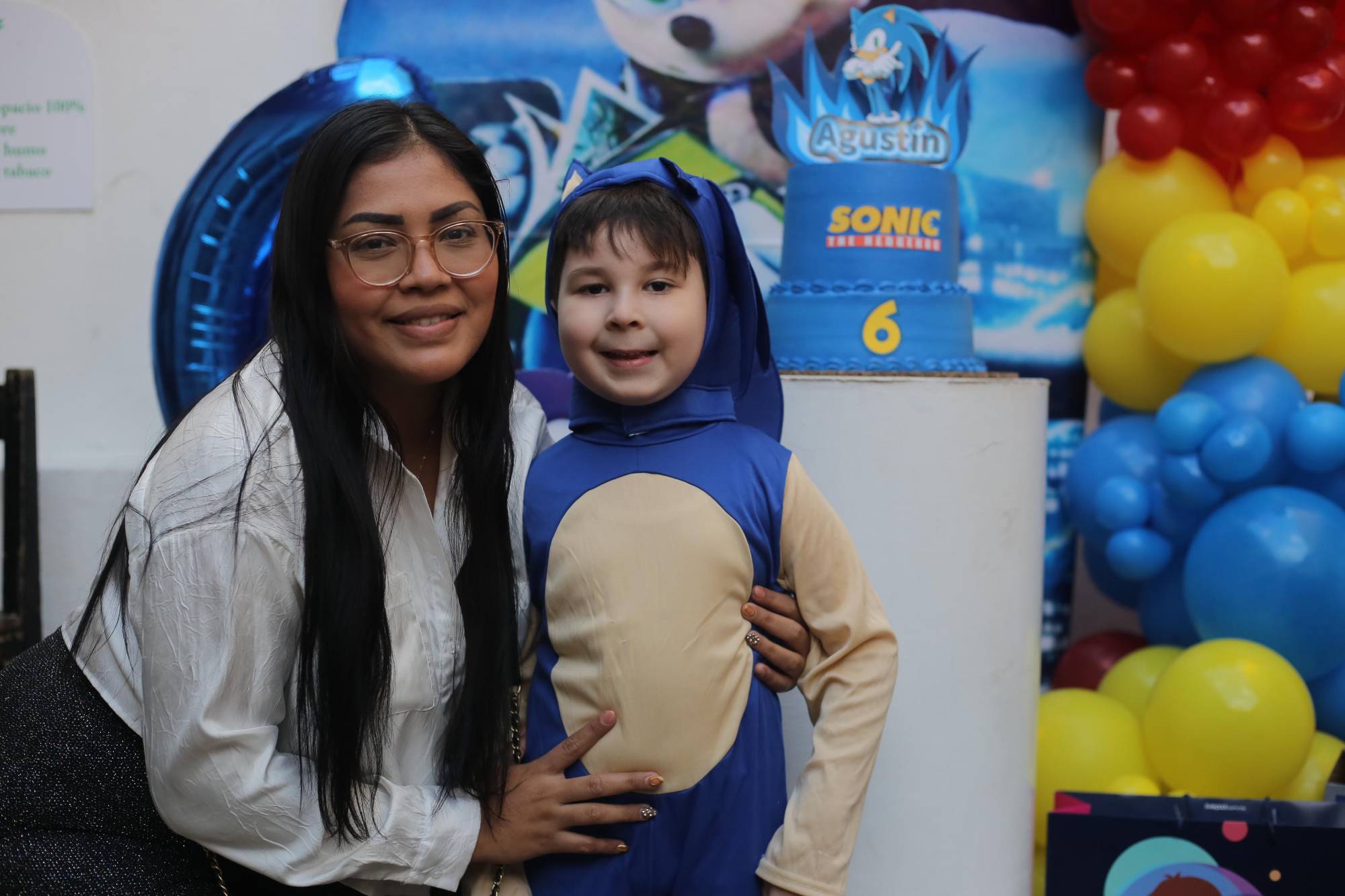 $!Katia Torres Coronado con su ahijado.