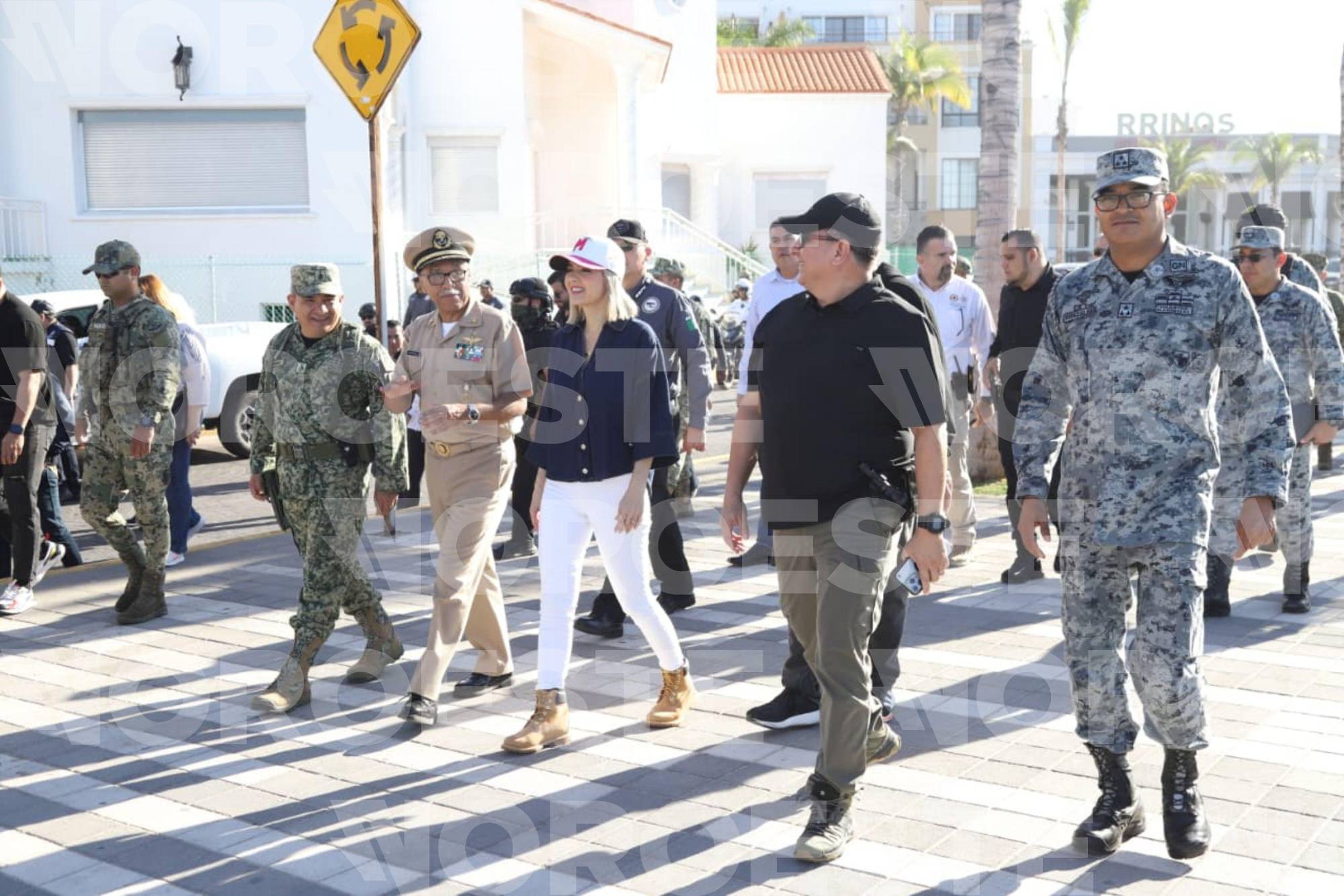 $!Realizan elementos de seguridad primer operativo de barridos del Carnaval de Mazatlán 2026