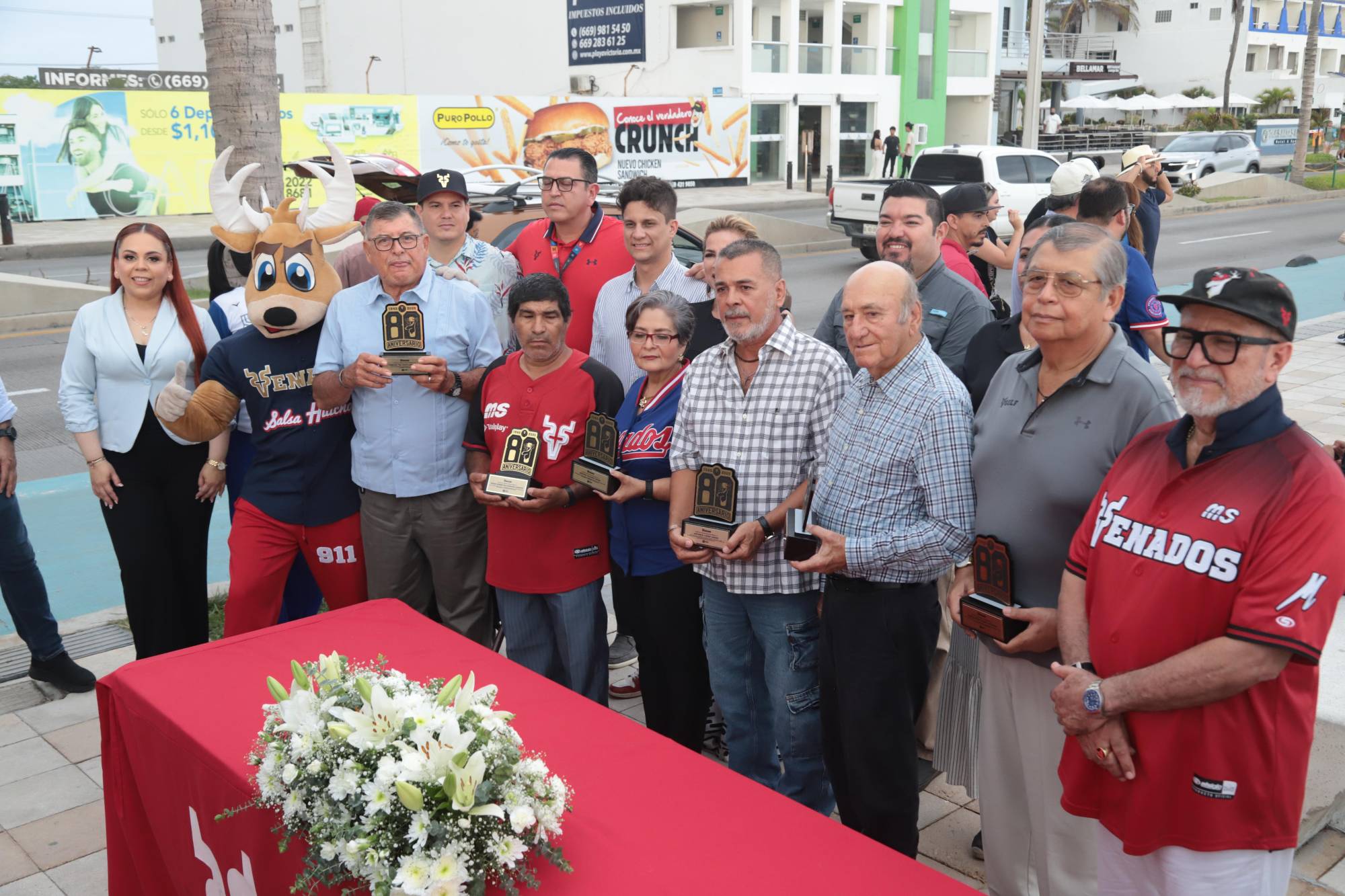 $!Los homenajeados por el Club Venados en su aniversario 80, se toman la fotografía del recuerdo.