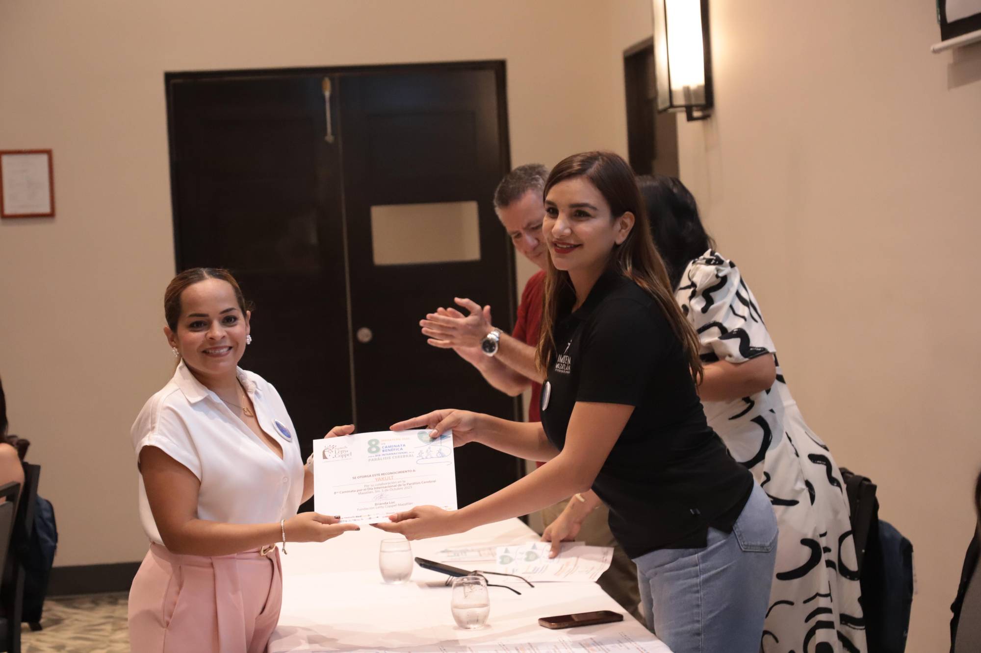 $!Paola Beltrán, de Yakult, recibió el reconocimiento de manos de Estefanía Martínez Jacques.