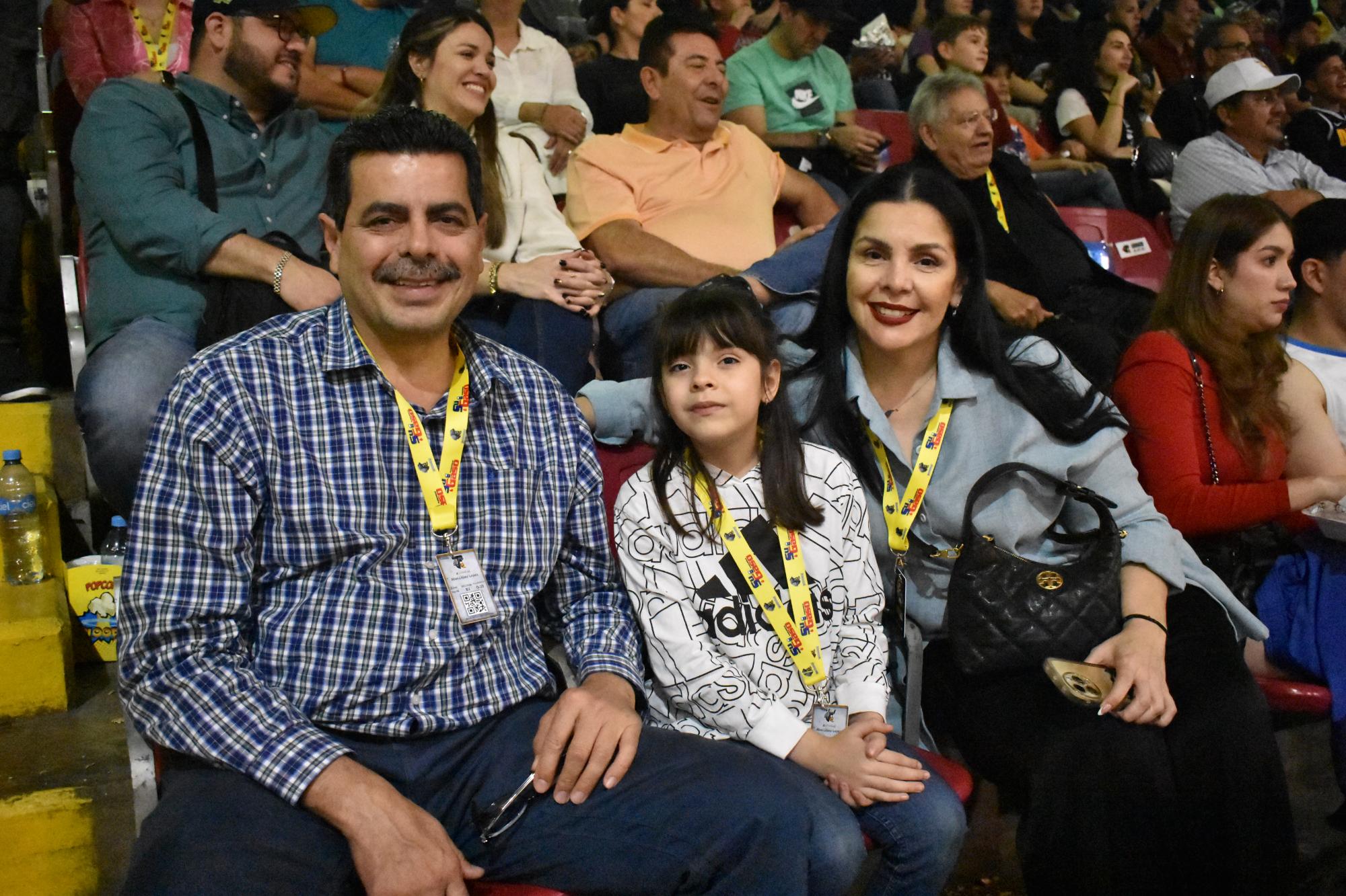 $!Tony Castañeda Verduzco, Adeline Alicia Castañeda Urrea y Mayvelline Urrea García.