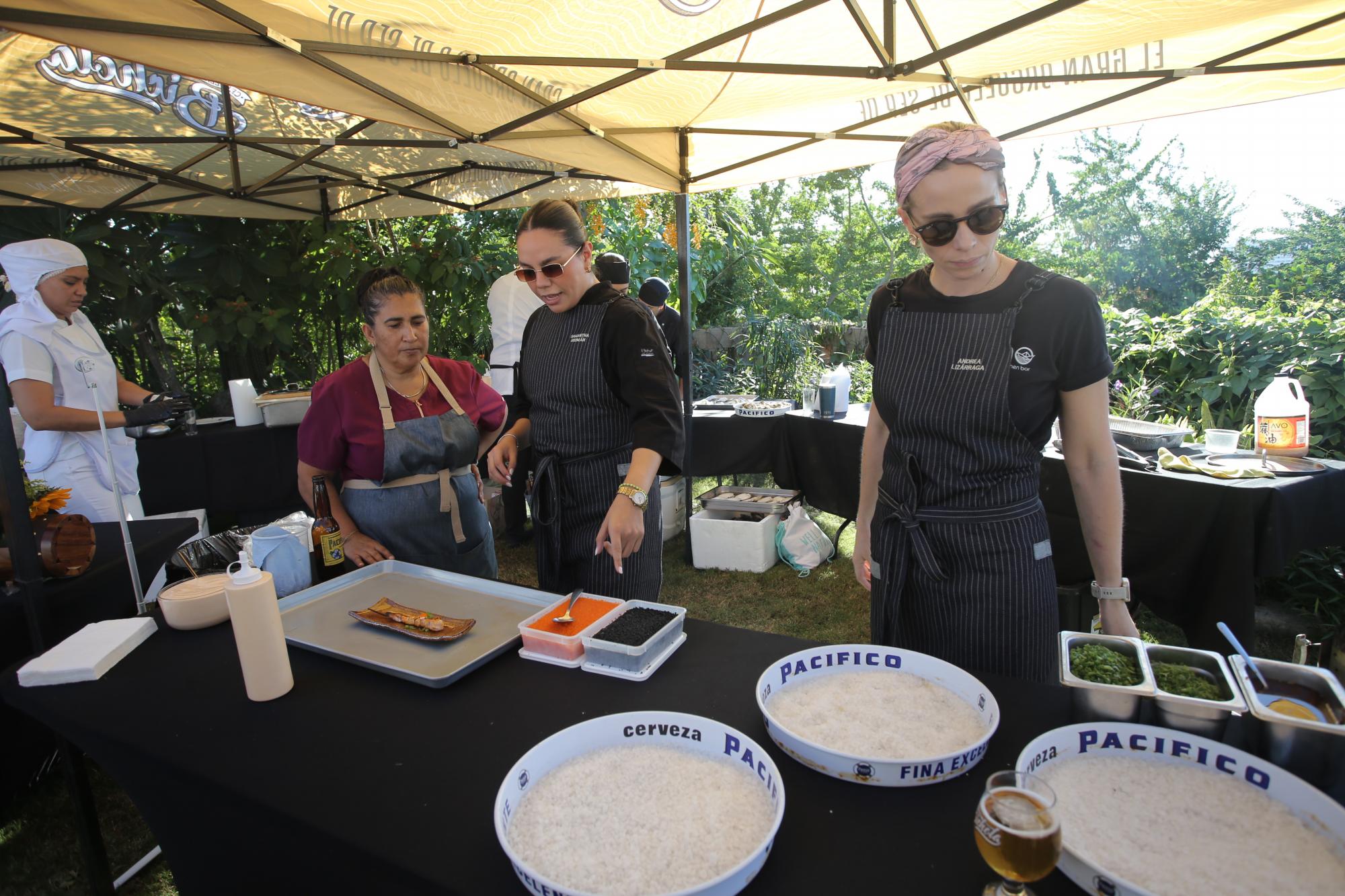 $!Las chefs Samantha Guzmán y Andrea Lizárraga supervisan sus platillos.