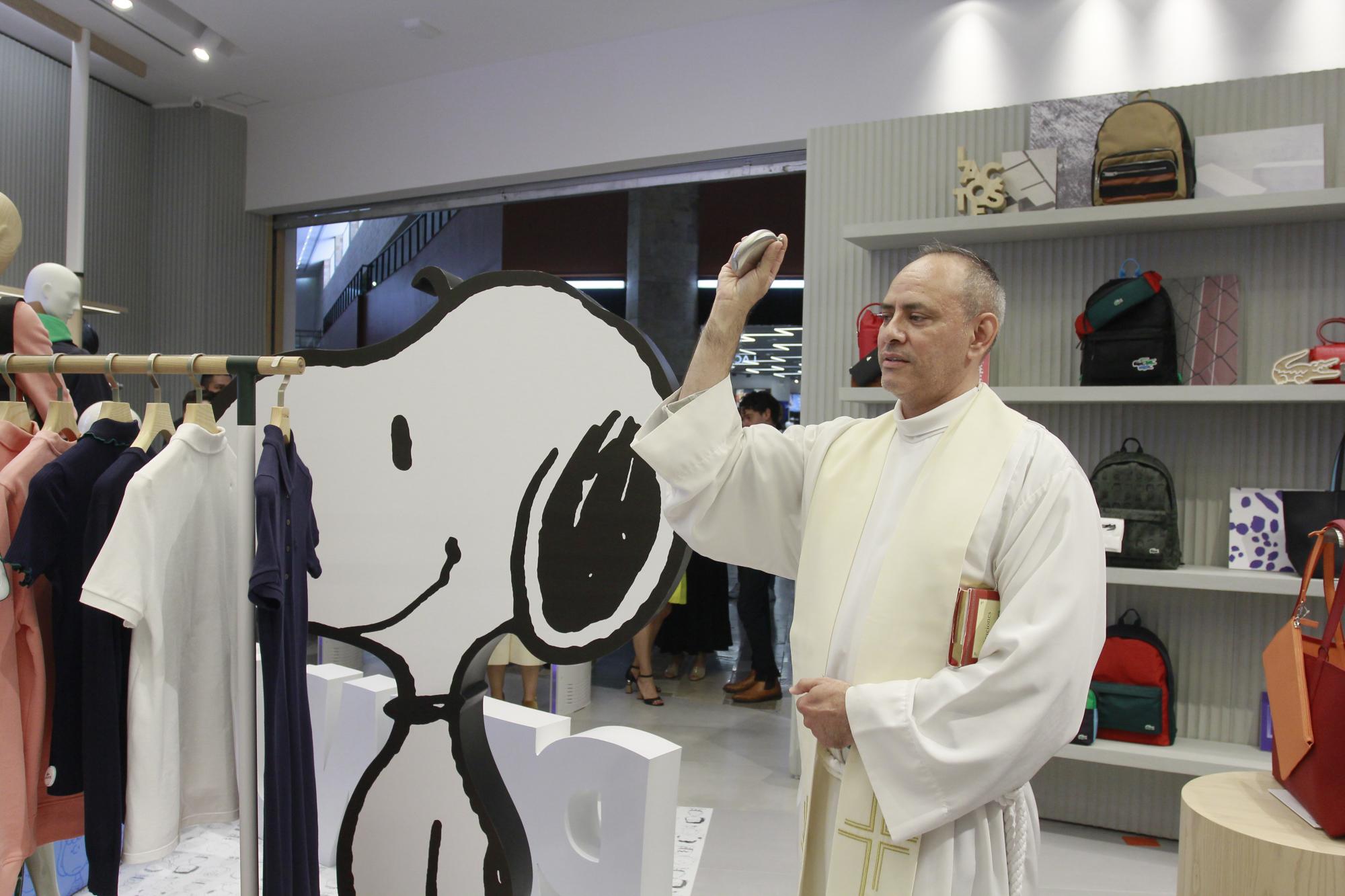 $!El Padre Esteban Robles realiza la bendición de la tienda.
