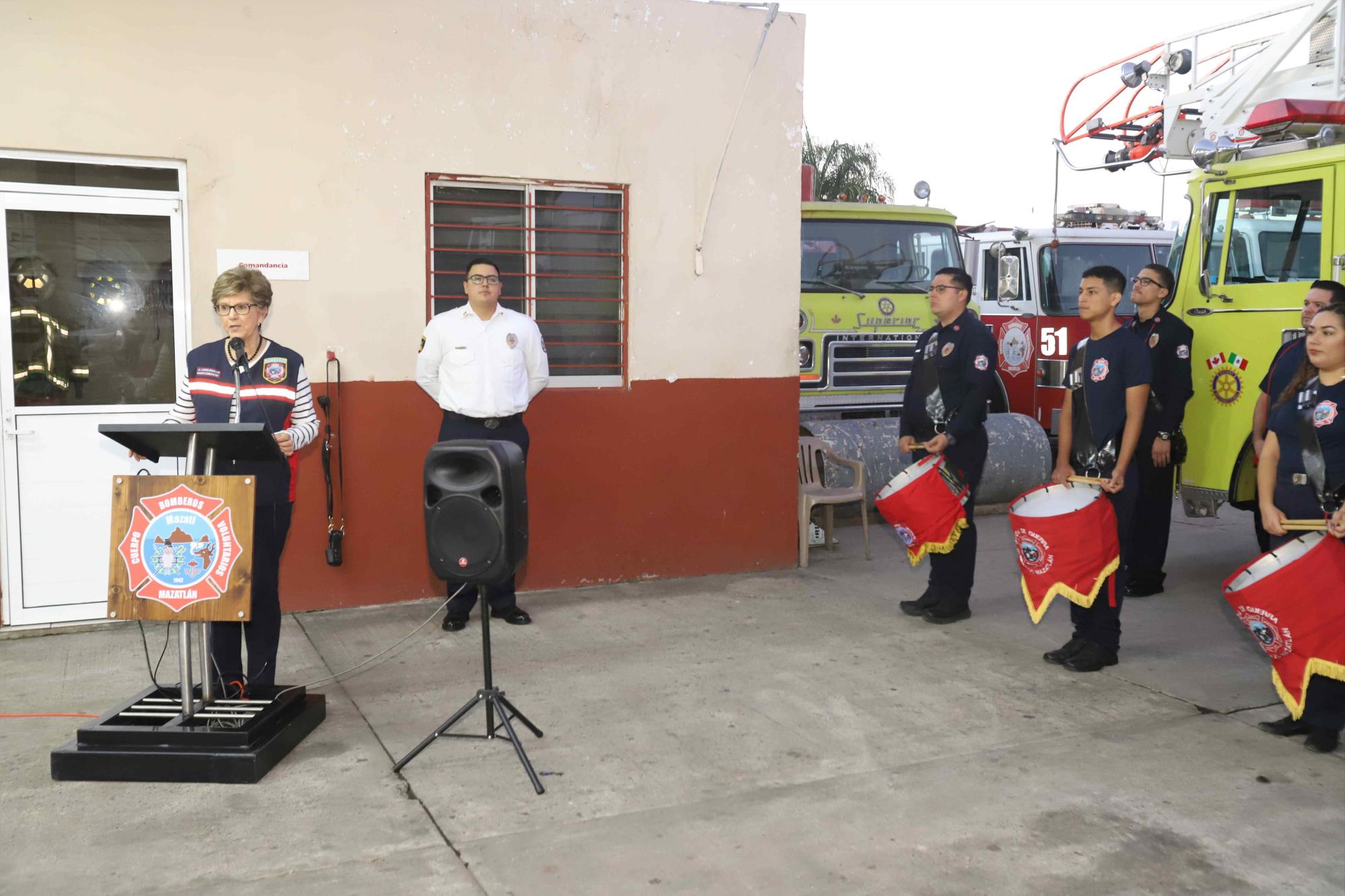 $!Lourdes Magallón Huerta, presidenta del Patronato de Bomberos Voluntarios de Mazatlán, expresó un mensaje a los presentes.