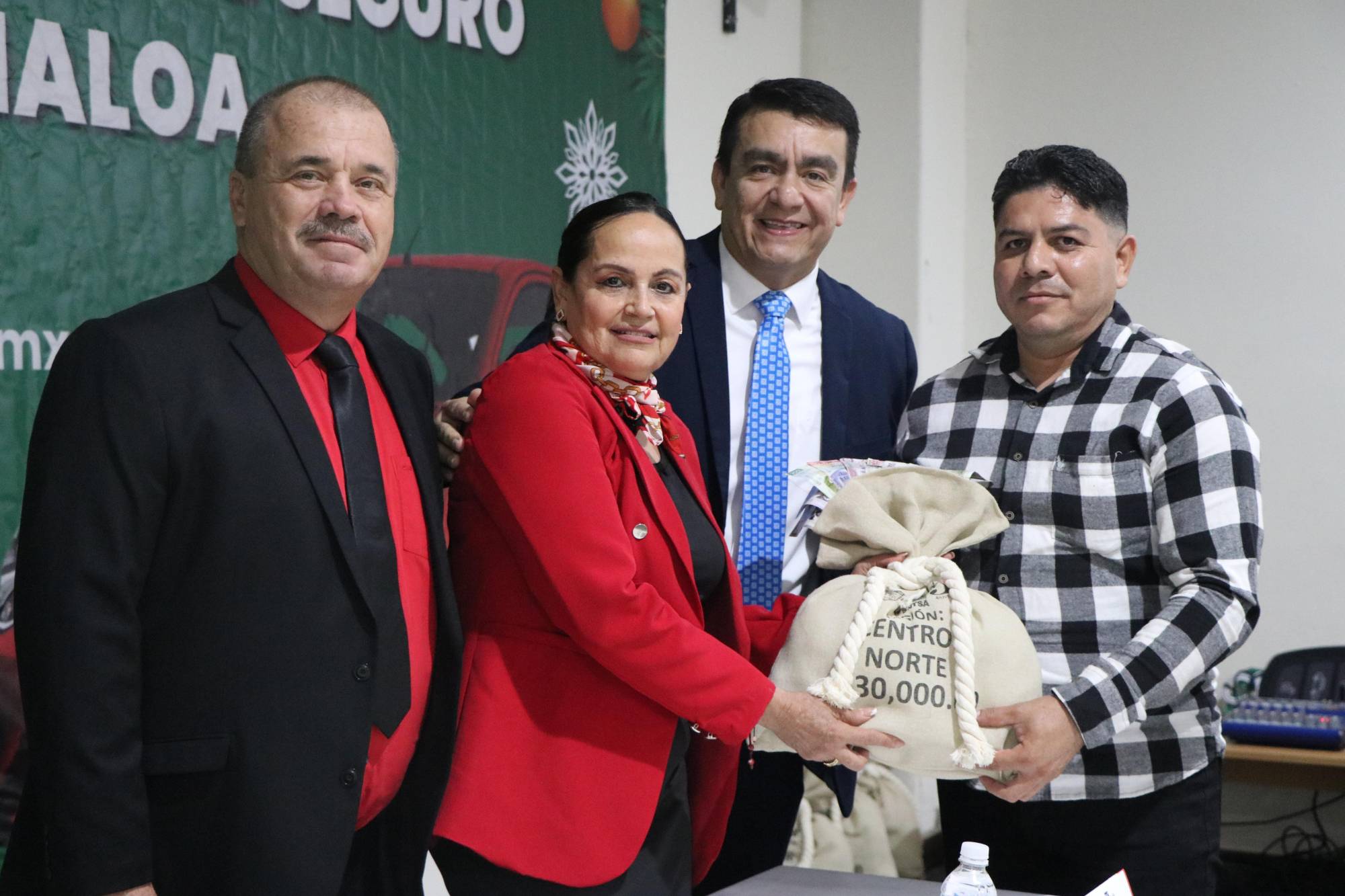 $!Entrega de automóvil a socio beneficiado.