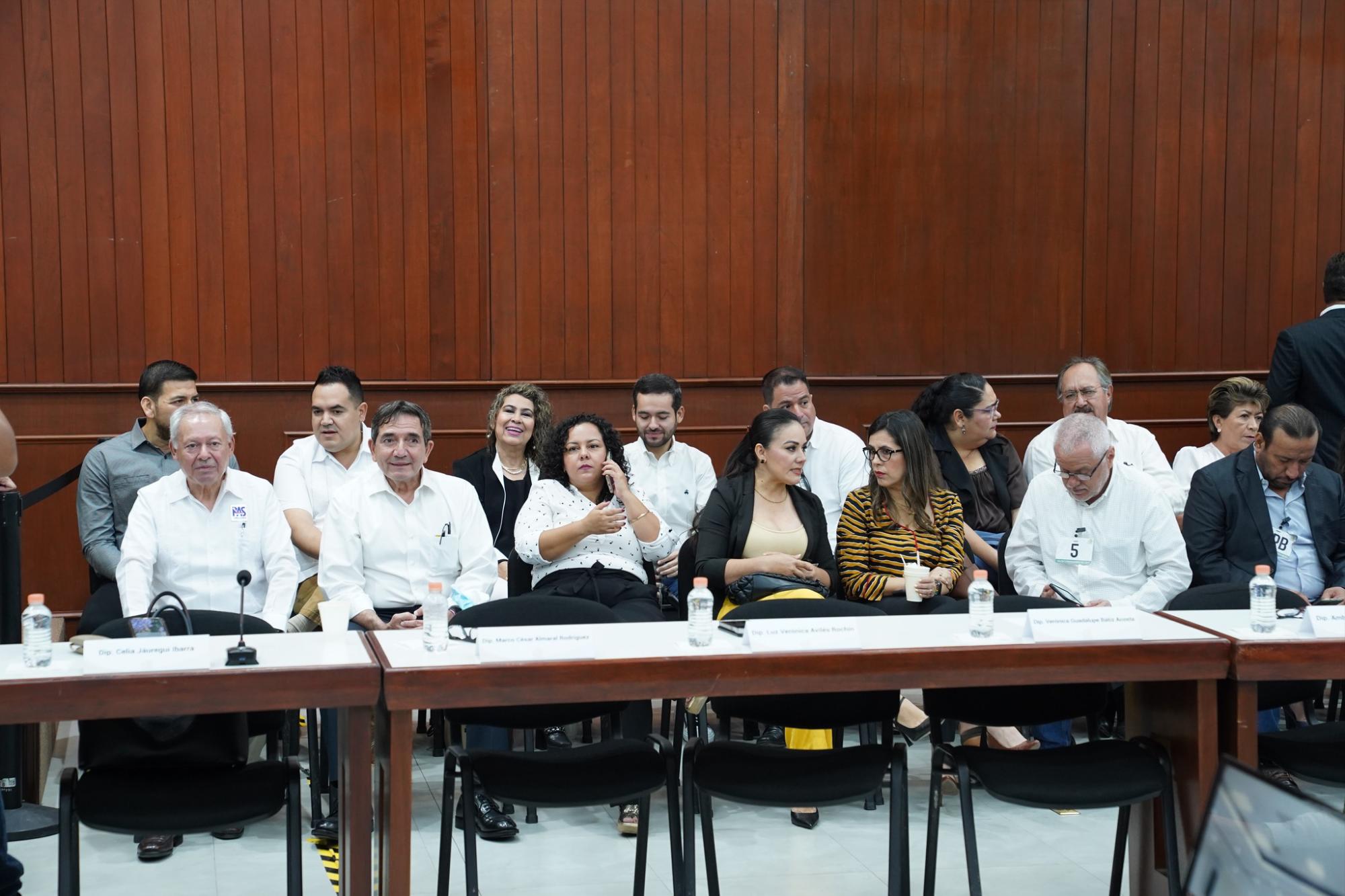 $!Diputados Adolfo Beltrán y Celia Jáuregui critican militarización; PRI, no mencionó una postura clara