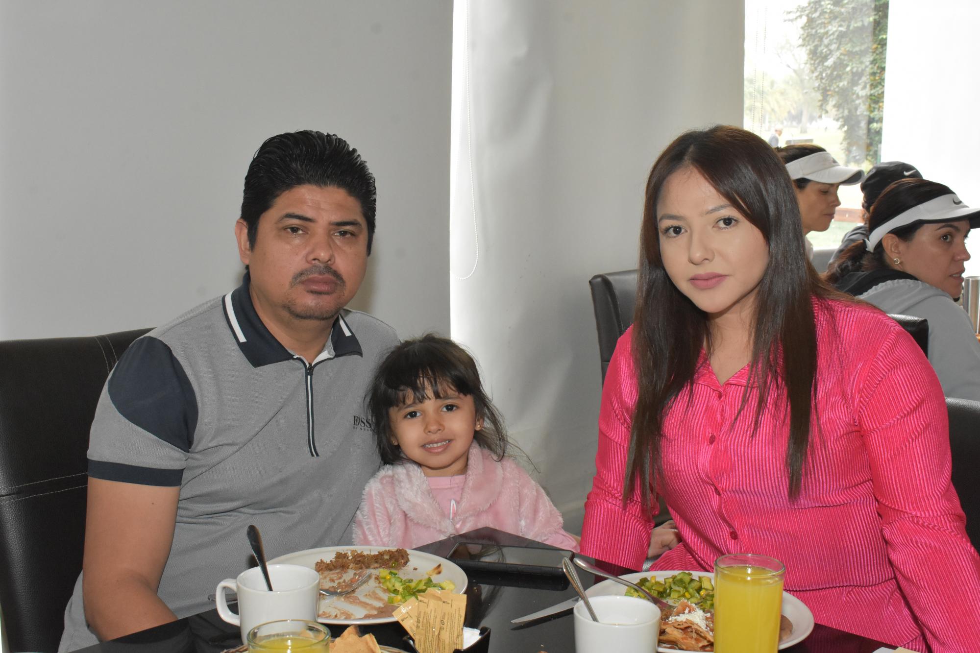 $!Dalia Valenzuela, José Juan Valenzuela y Danayra Valenzuela.