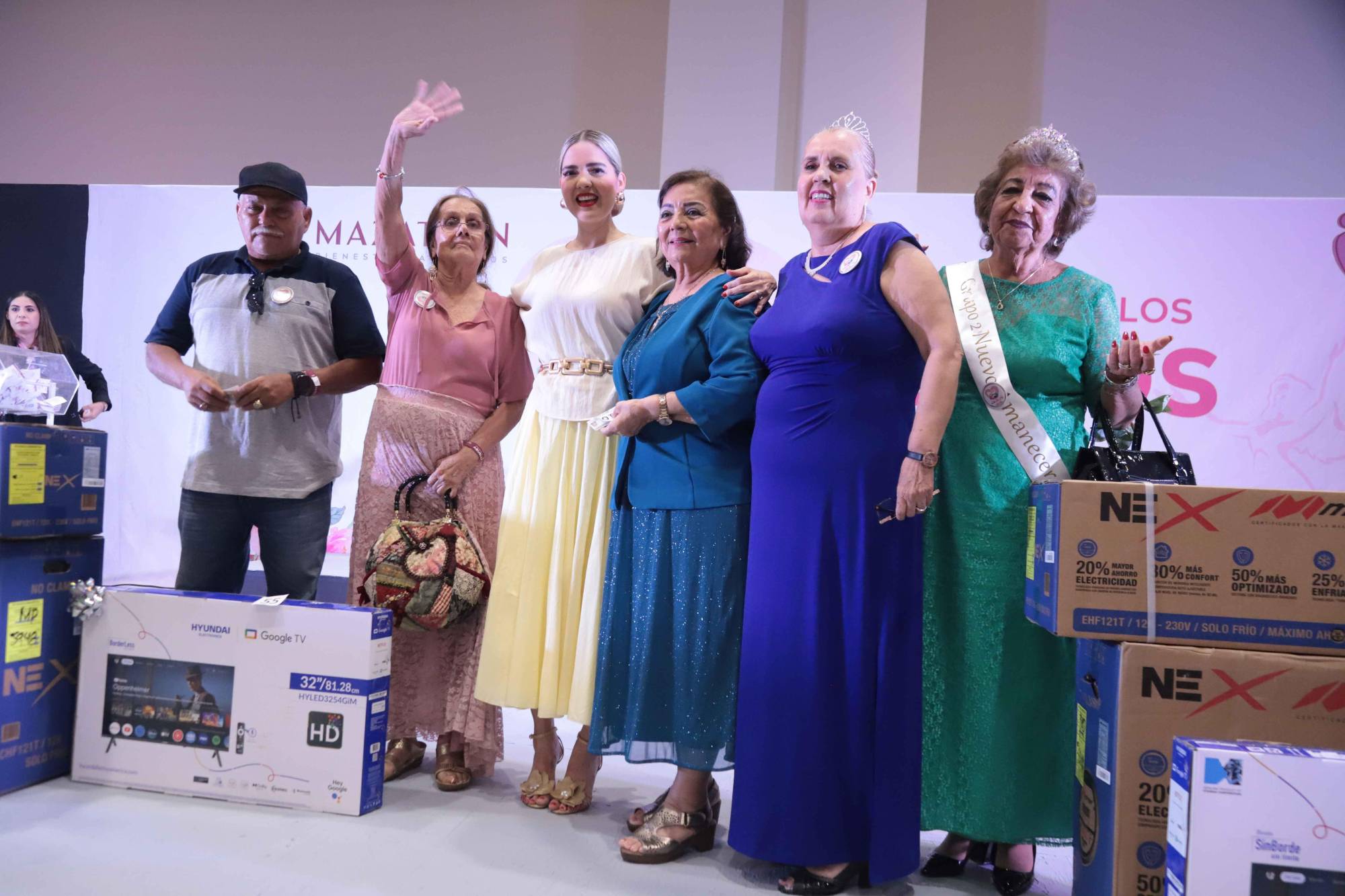 $!Estrella Palacios entrega los premios a los cinco primeros ganadores del sorteo por el Día de los Abuelos 2025.