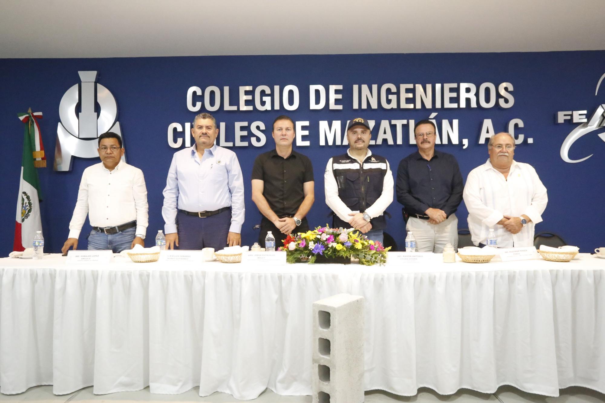 $!La mesa de invitados especiales estuvo encabezada por Ramón Antonio Osuna, presidente del Colegio de Ingenieros Civiles de Mazatlán.
