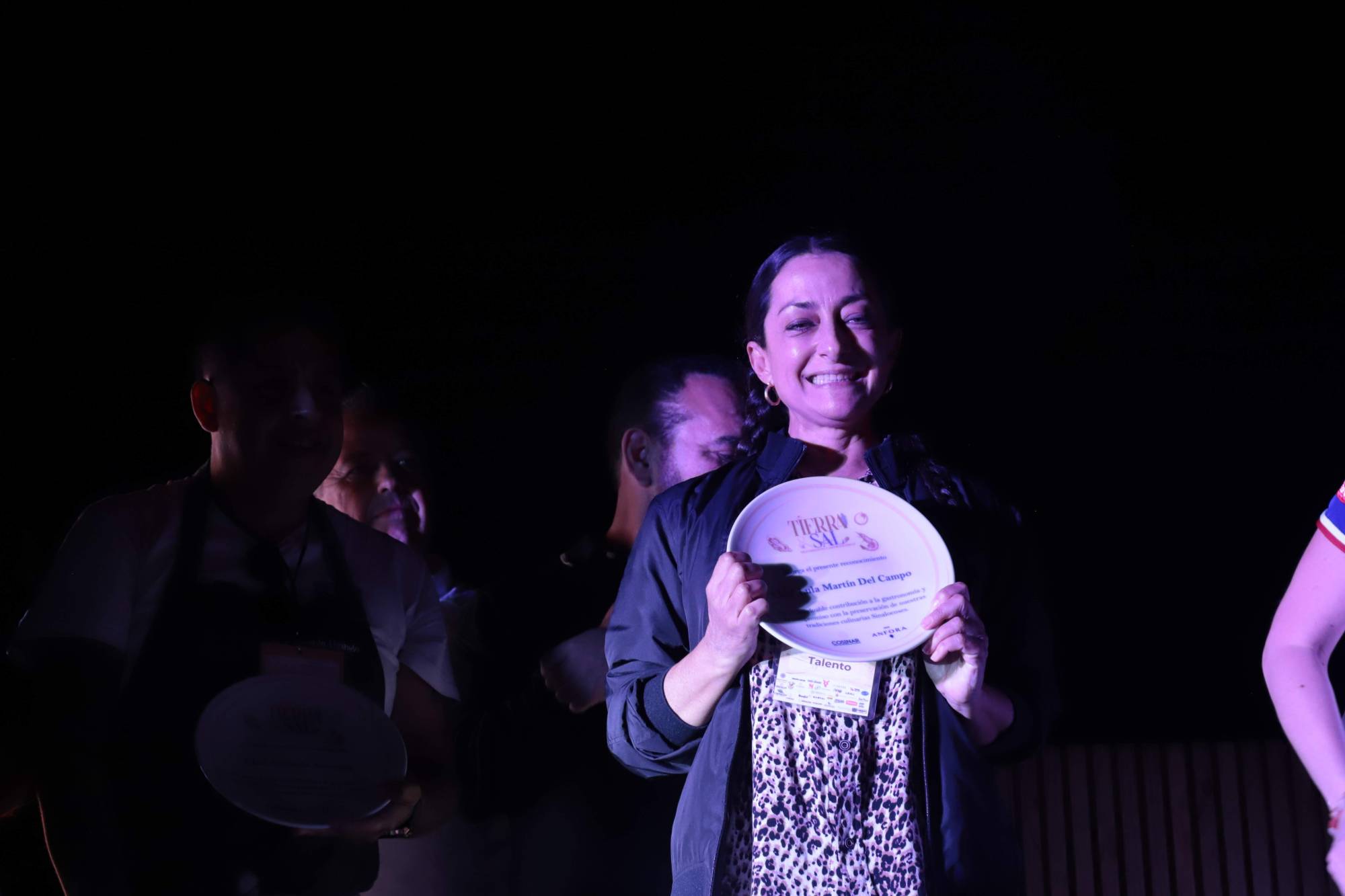 $!La chef Lula Martín del Campo también recibió su reconocimiento.