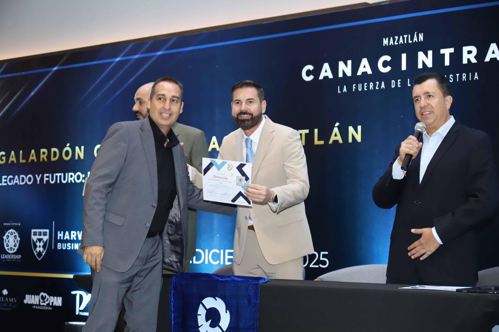 $!Jorge Ernesto Osuna recibe su diploma por concluir con éxito su diplomado de manos de Sergio Rojas.