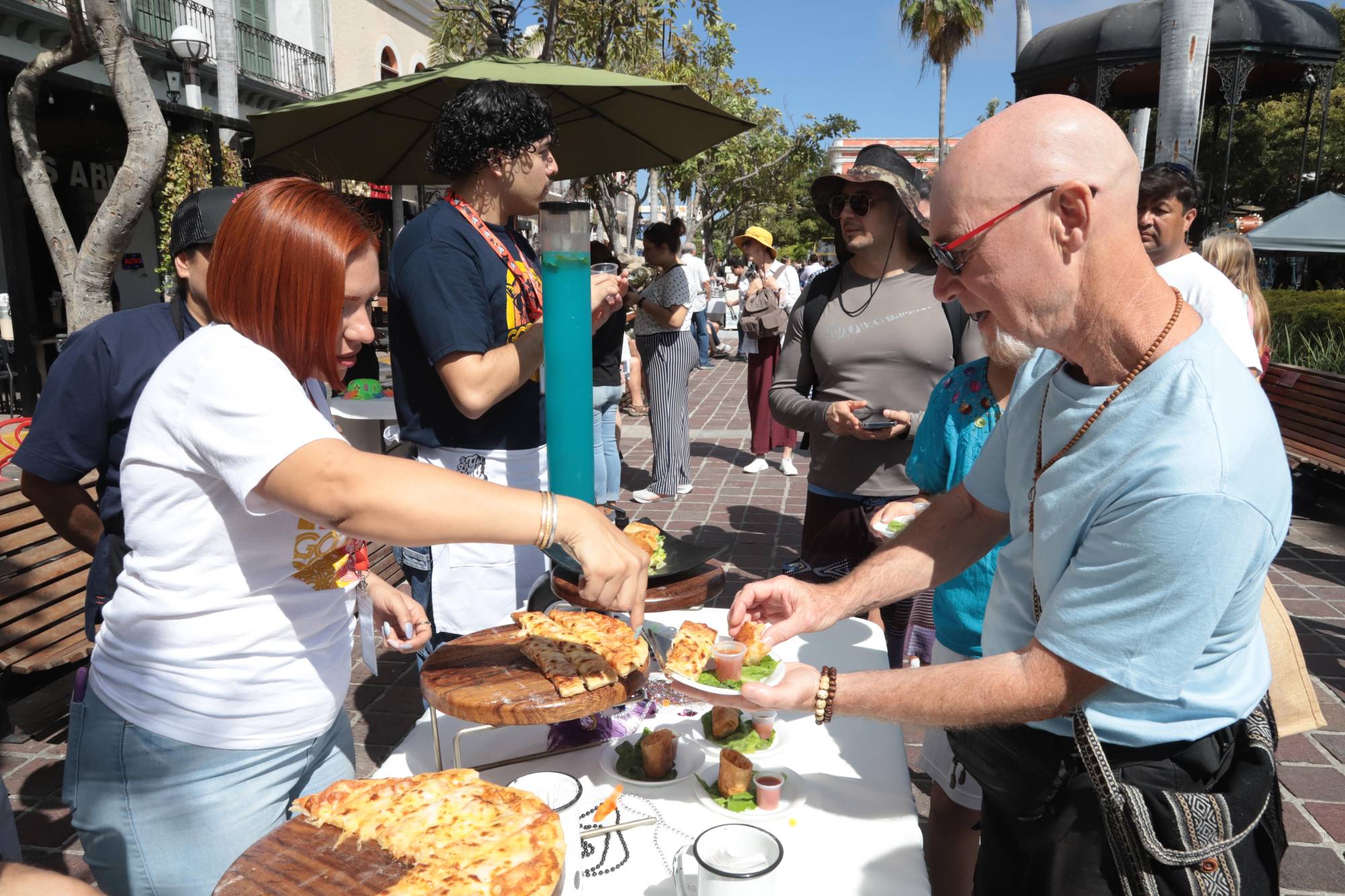$!Locales y turistas disfrutan de la muestra gastronómica de Carnaval.