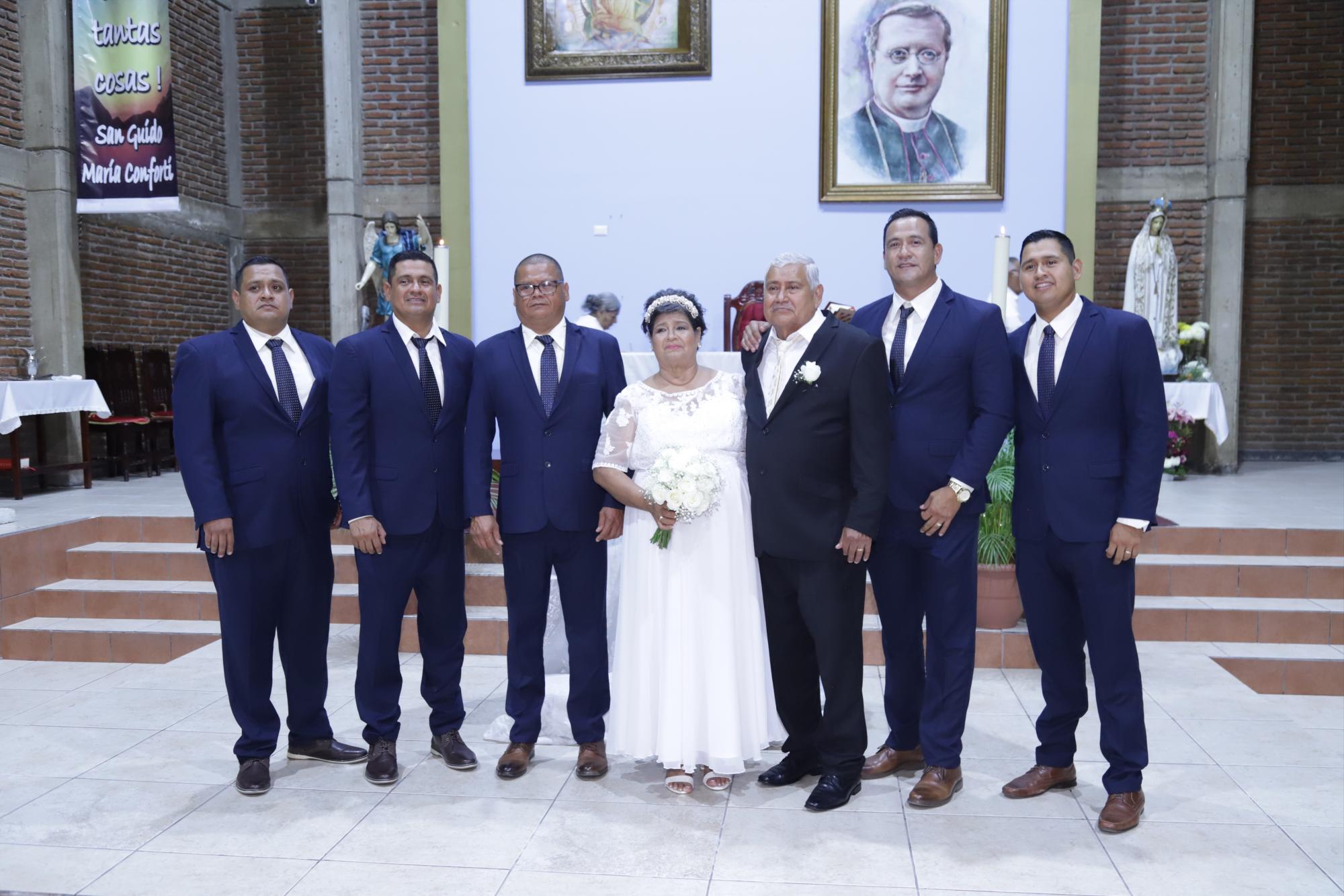 $!La pareja entre sus hijos, Sergio, Jesús, Felipe, Enrique y Daniel.