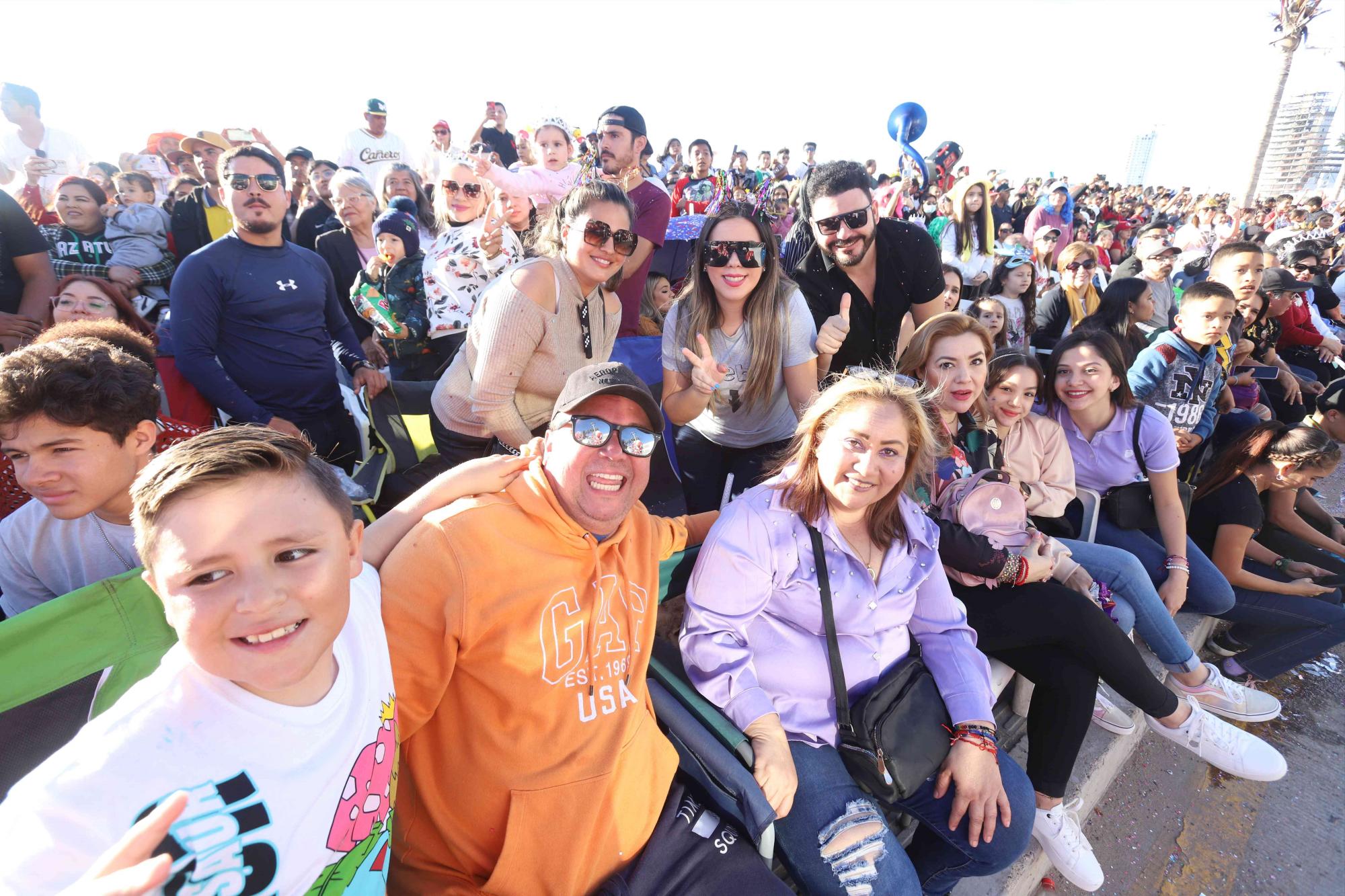 $!Miles de mazatlecos difrutaron del desfile carnavalero.