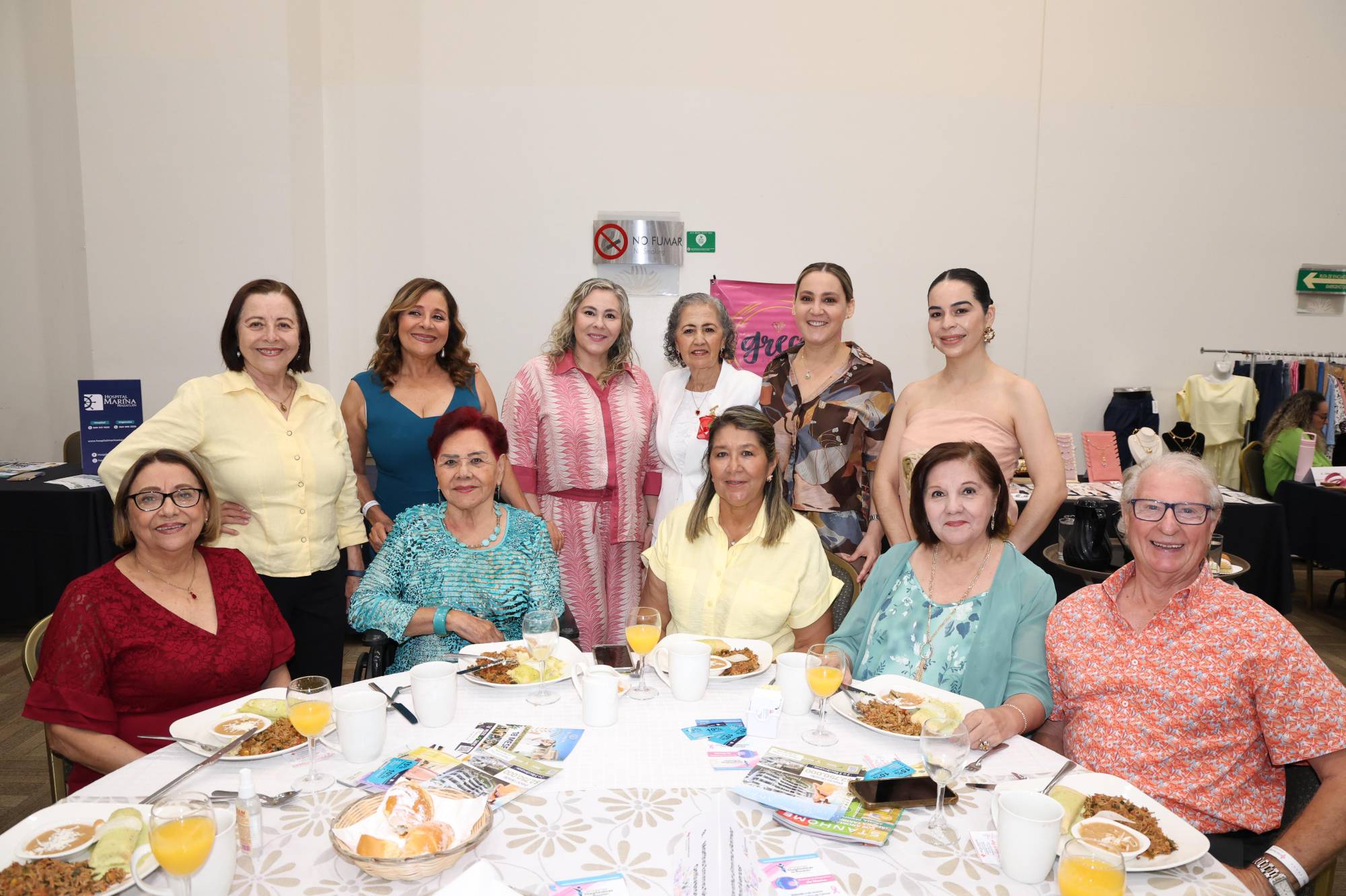 $!Leonor y Clara Lizárraga, Bricia Alcaraz, Martha Emma Gómez, Iris Alcaraz, Elizabeth Contreras, Ana Luisa Lizárraga, Chelito y Georgina Cárdenas, Luz Murillo y Santiago Moreen.
