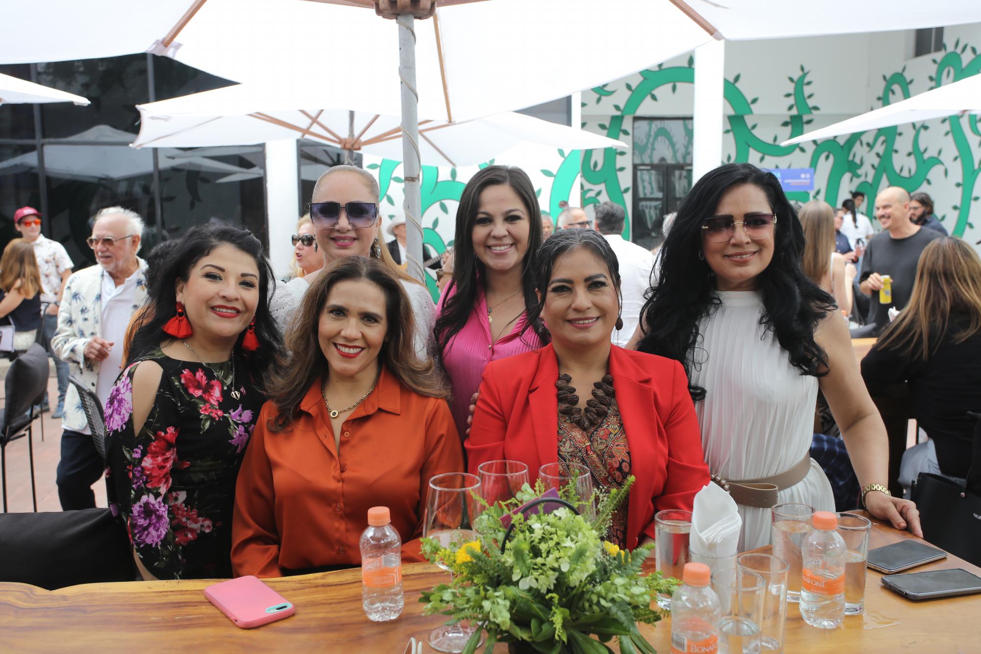 $!Samantha Medina, Beatriz Osuna, Laura Díaz y Carmen Julia Arambula. Al frente, Mony Ibarra y Francis de los Ángeles Cazares.