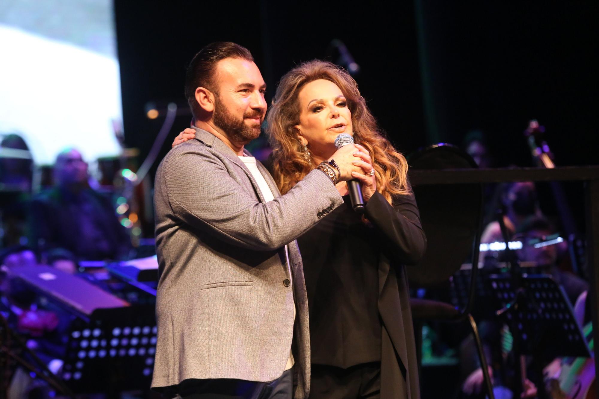 $!José Ángel Tostado, en compañía de la hija del ídolo del pueblo, Lupita Infante Torrentera.