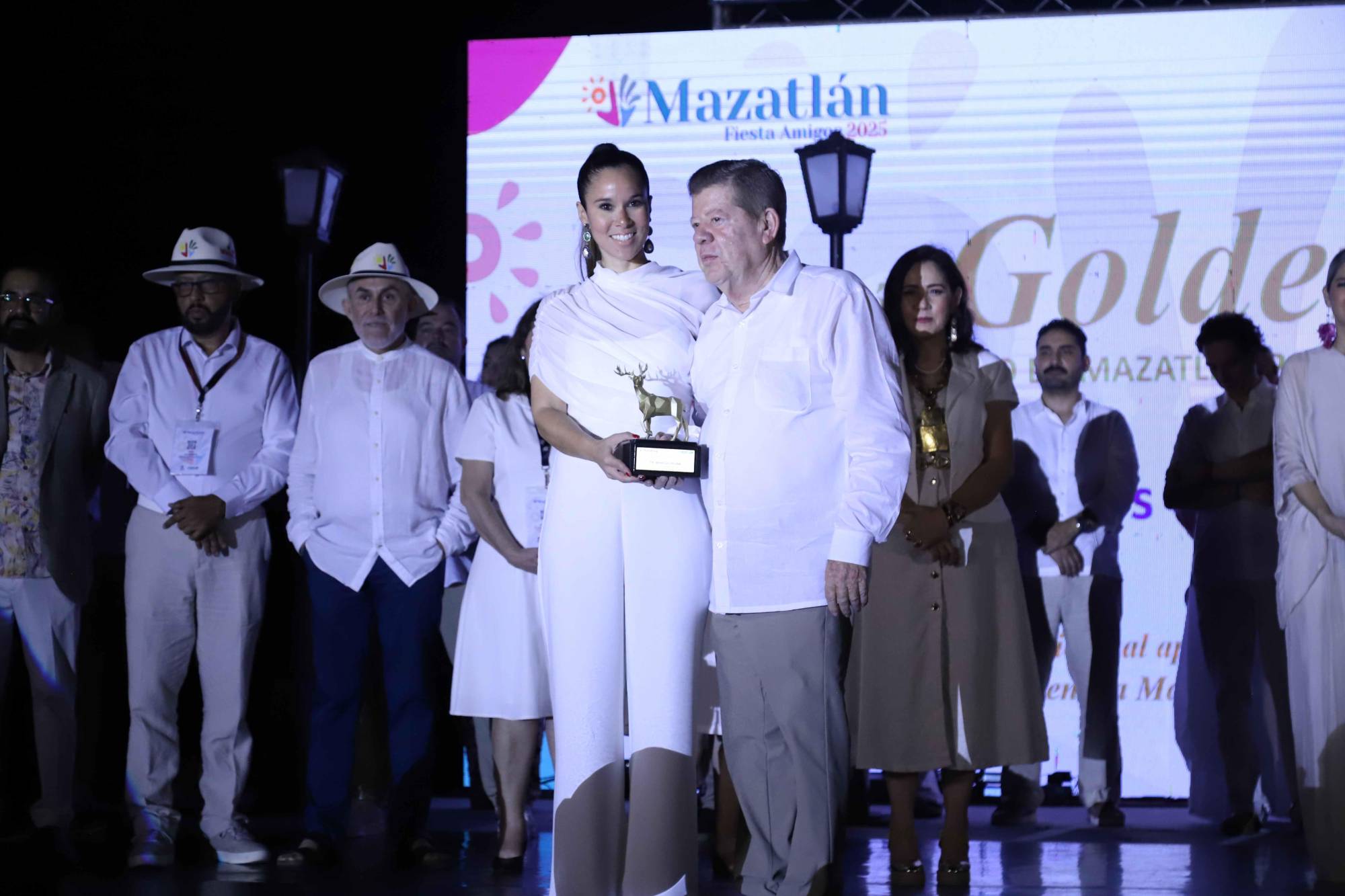 $!Mireya Sosa hace entrega del reconocimiento a Marcos Osuna.