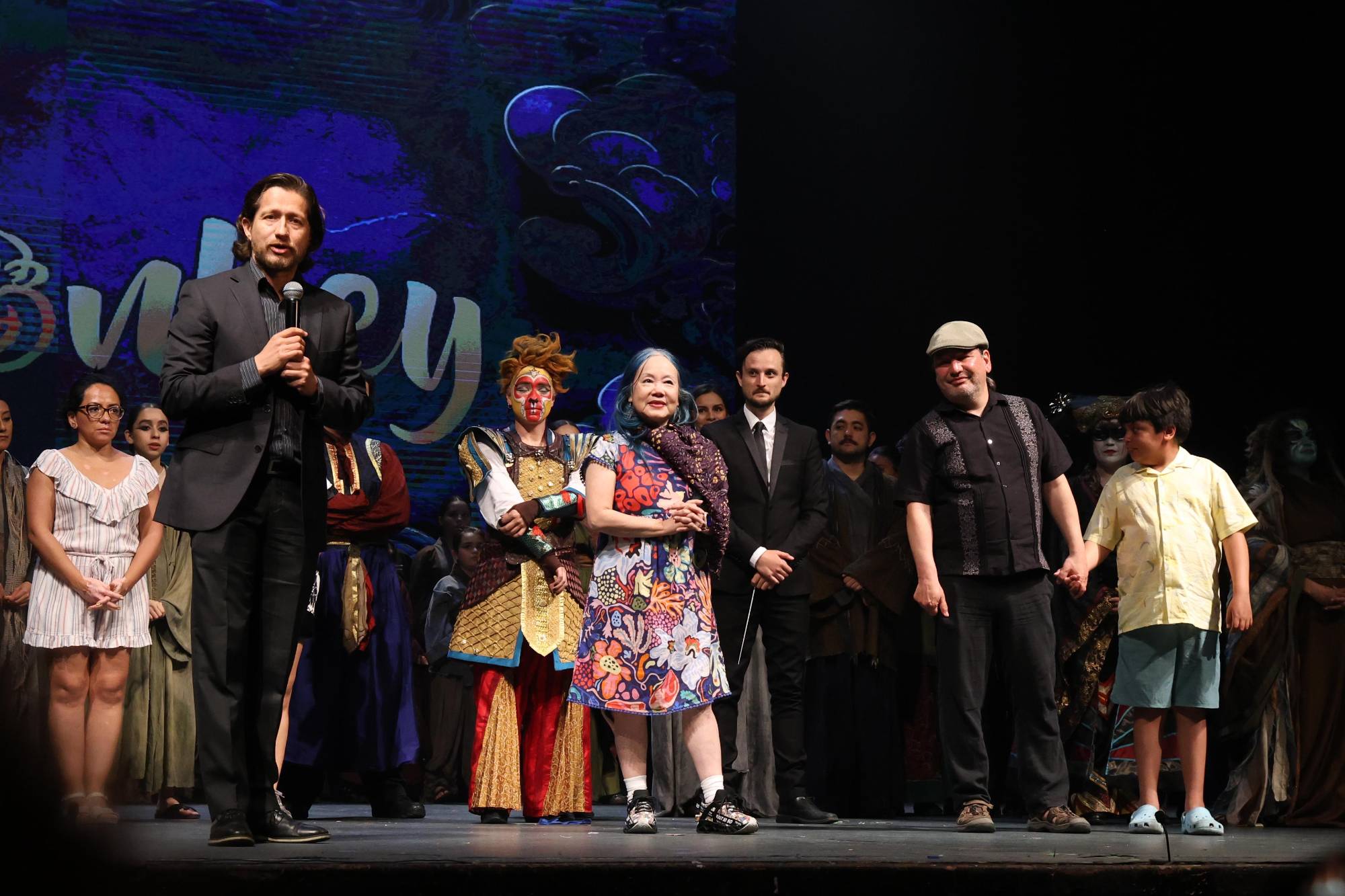 $!Ragnar Conde, director escénico de “Monkey”, que logró cautivar al público con una propuesta visual y teatral fuera de lo convencional, agradeció al elenco su entrega en el escenario y a los presentes su asistencia al teatro.