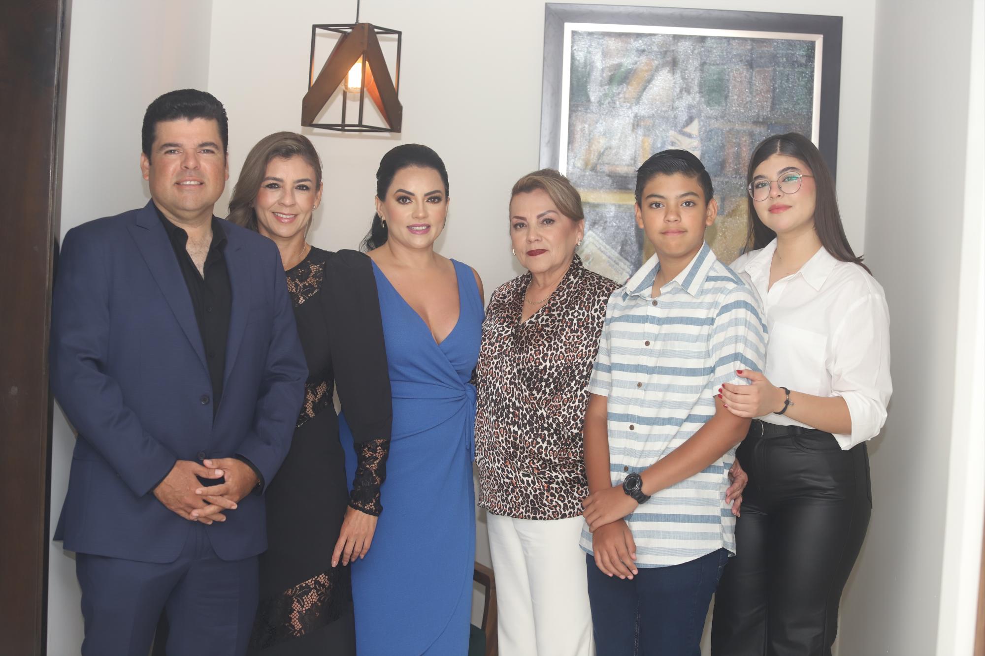 $!La licenciada Jéssica Páez Lizárraga junto a su familia, Guillermo Campos. Elizabeth Páez de Campos, Jéssica, Rita Lizárraga de Páez, Daniel y Guillelly Campos Páez.
