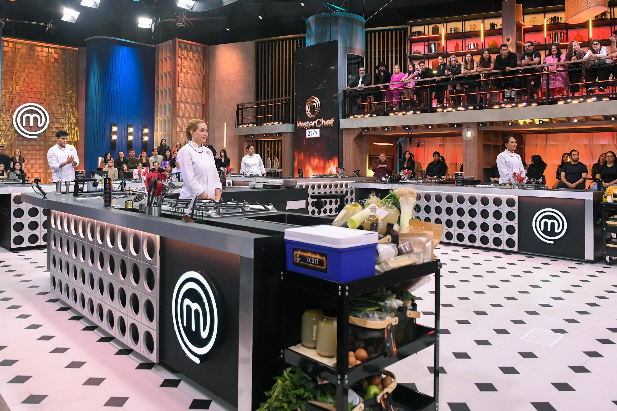 $!Los cuatro finalistas presentan sus platillos al panel de jueces en la cocina del programa.