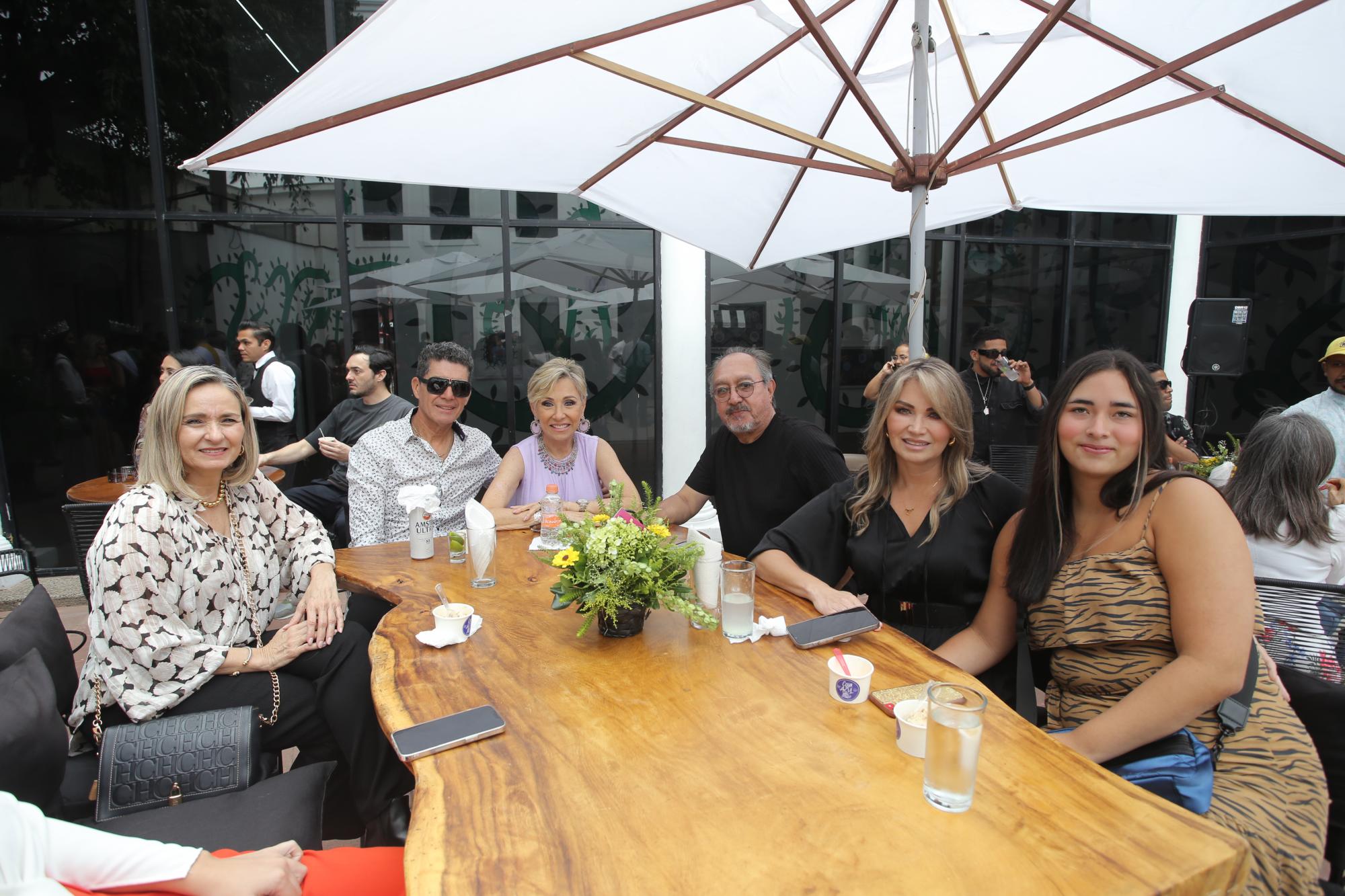 $!Elena Zorrilla de Barros, Juan Ramón Pérez, Mónica Coppel de Pérez, Mario Martini, Celia Jáuregui y Ámbar Clement.