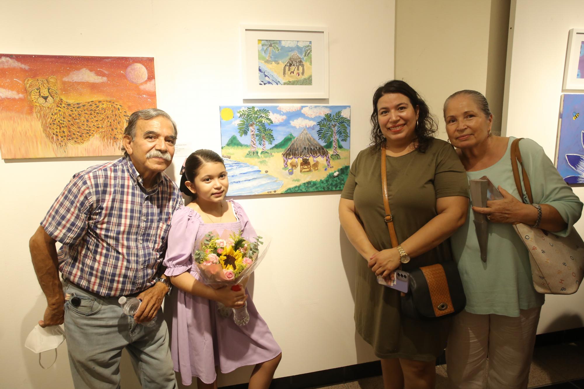 $!Leyla Sánchez entre su mamá Leyla Flores y sus abuelitos Heberto Flores y Silvia Bernal.