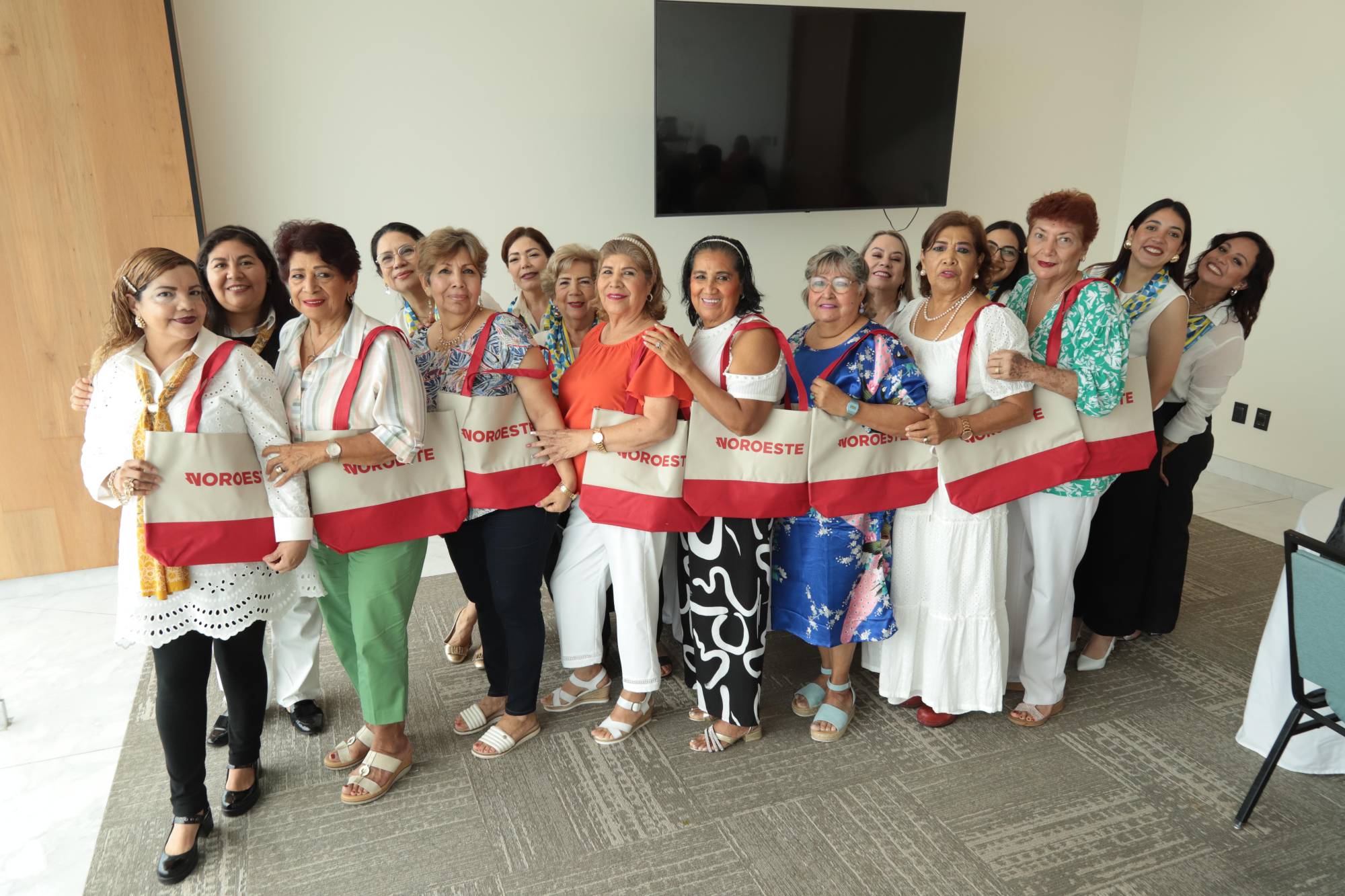 $!Integrantes de Anspac Noroeste que son parte del Grupo de Misioneras de la Virgen Peregrina, recibieron una bolsa de regalo.